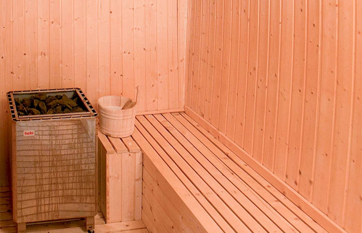 Sauna im LIVVO Volcan Lanzarote Hotel mit Holzwänden und Sitzbänken.