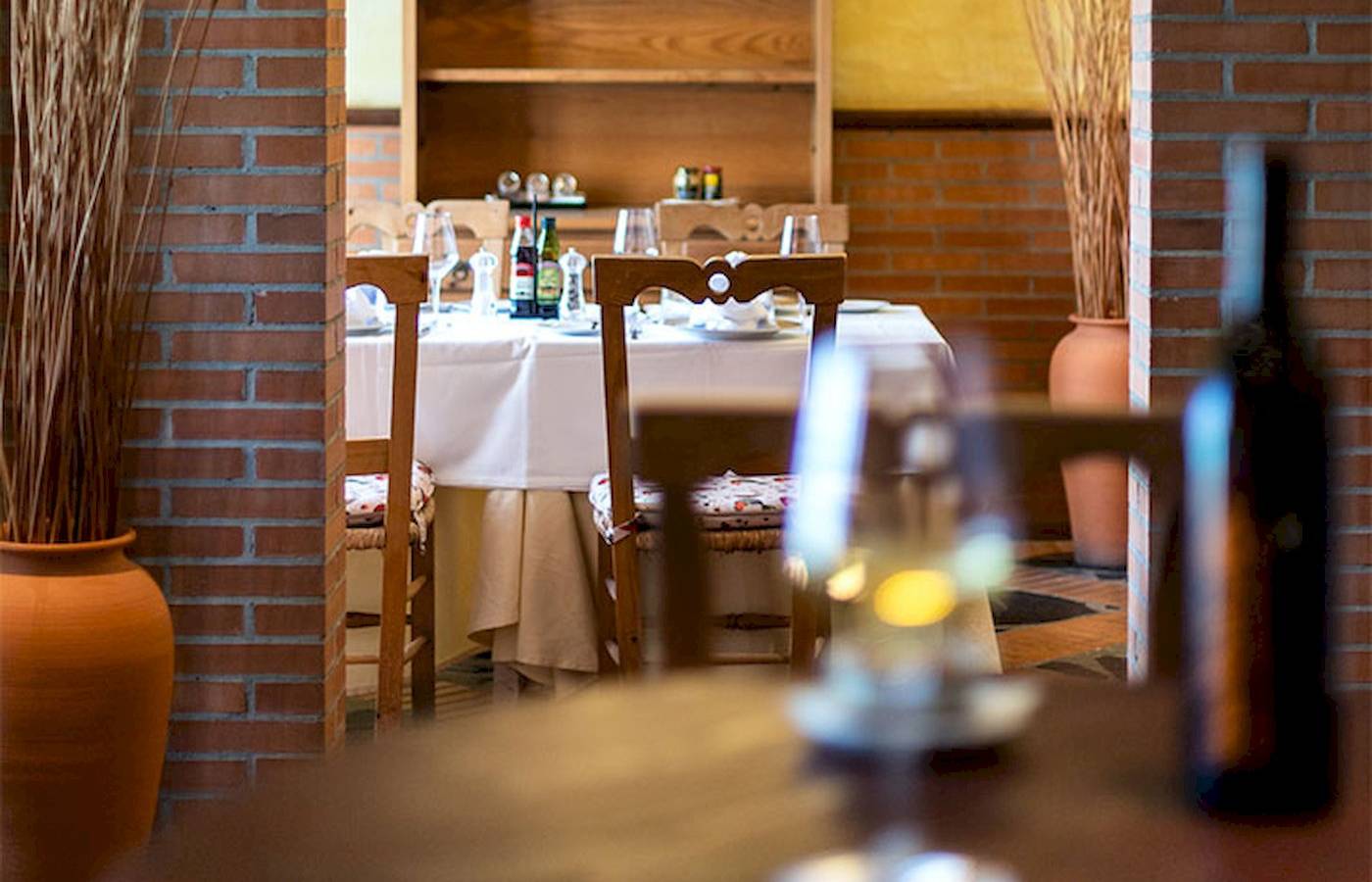 Innenansicht des Restaurants im LIVVO Volcan Lanzarote Hotel mit Tisch, Stühlen und Dekoration.