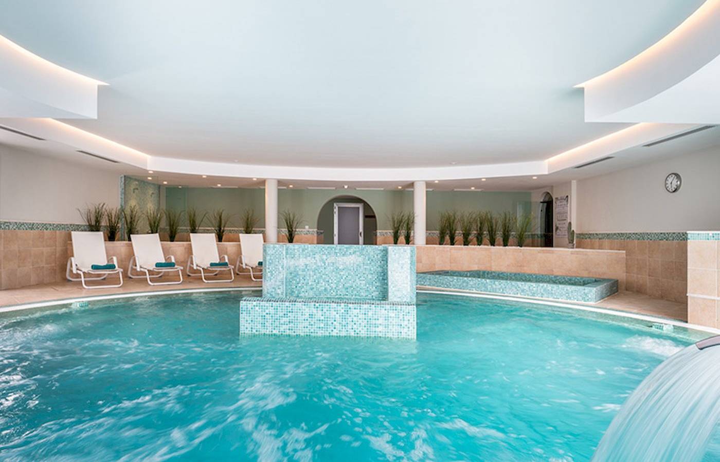 Innenpool des LIVVO Volcan Lanzarote Hotels mit Wasserfall und Lounge-Sesseln