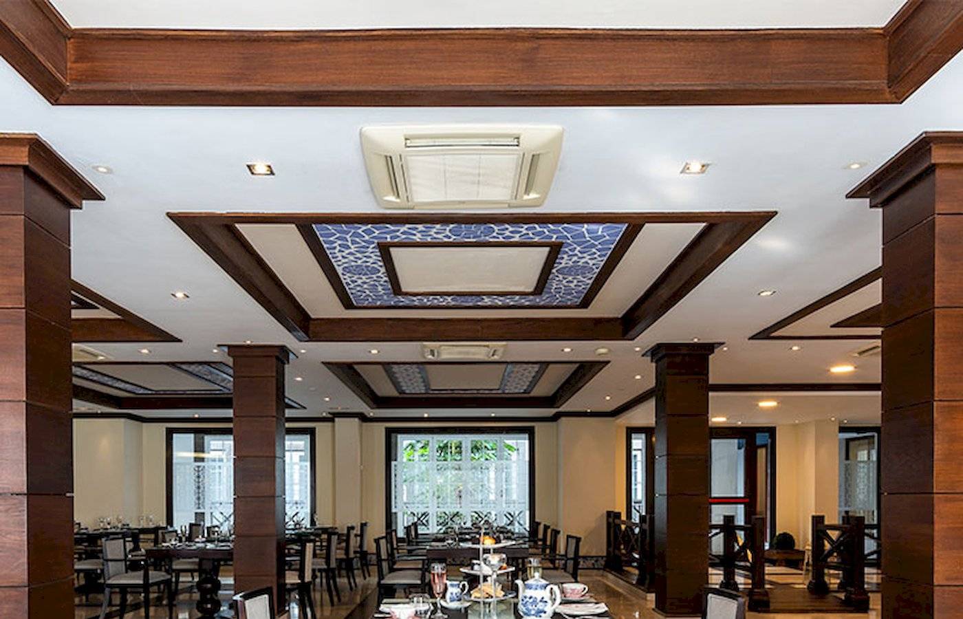 Innenbereich des LIVVO Volcan Lanzarote Hotels mit Tisch, Stühlen und dekorativen Elementen.