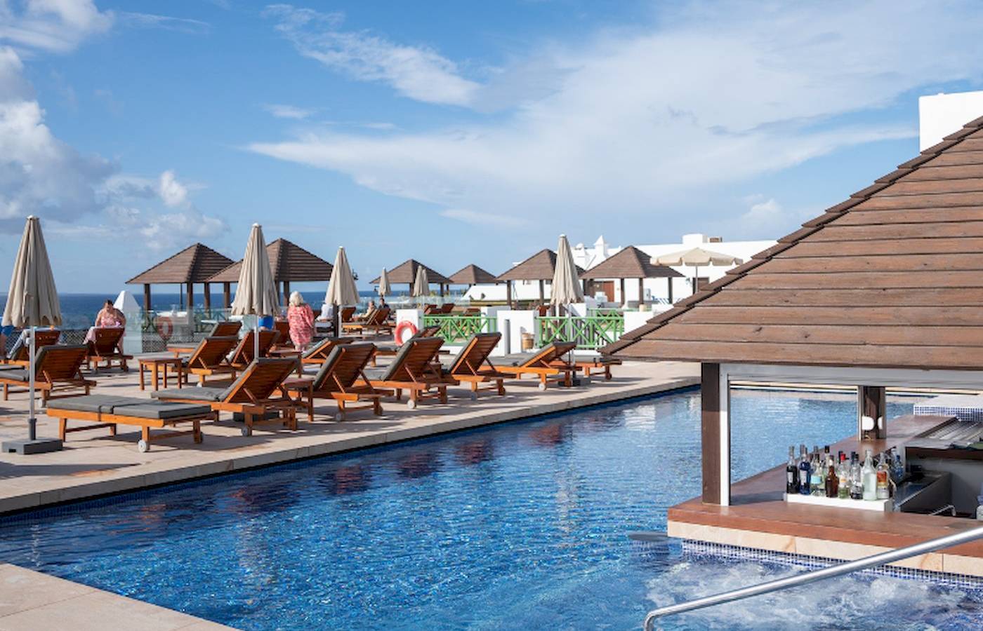 Poolbereich des LIVVO Volcan Lanzarote Hotels mit Liegen und Schirmen