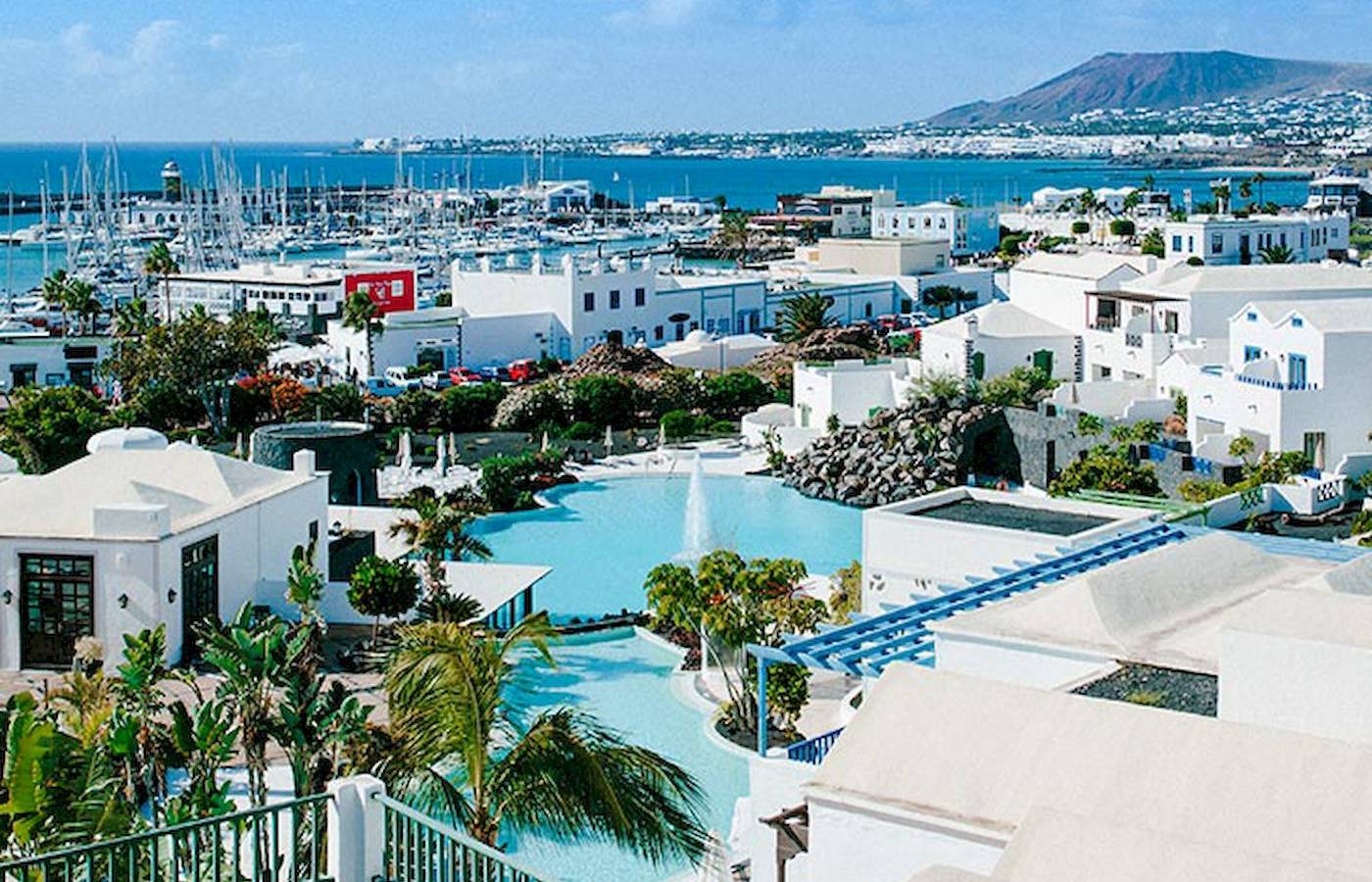 Luftaufnahme des LIVVO Volcan Lanzarote Hotels mit Pool und Hafen