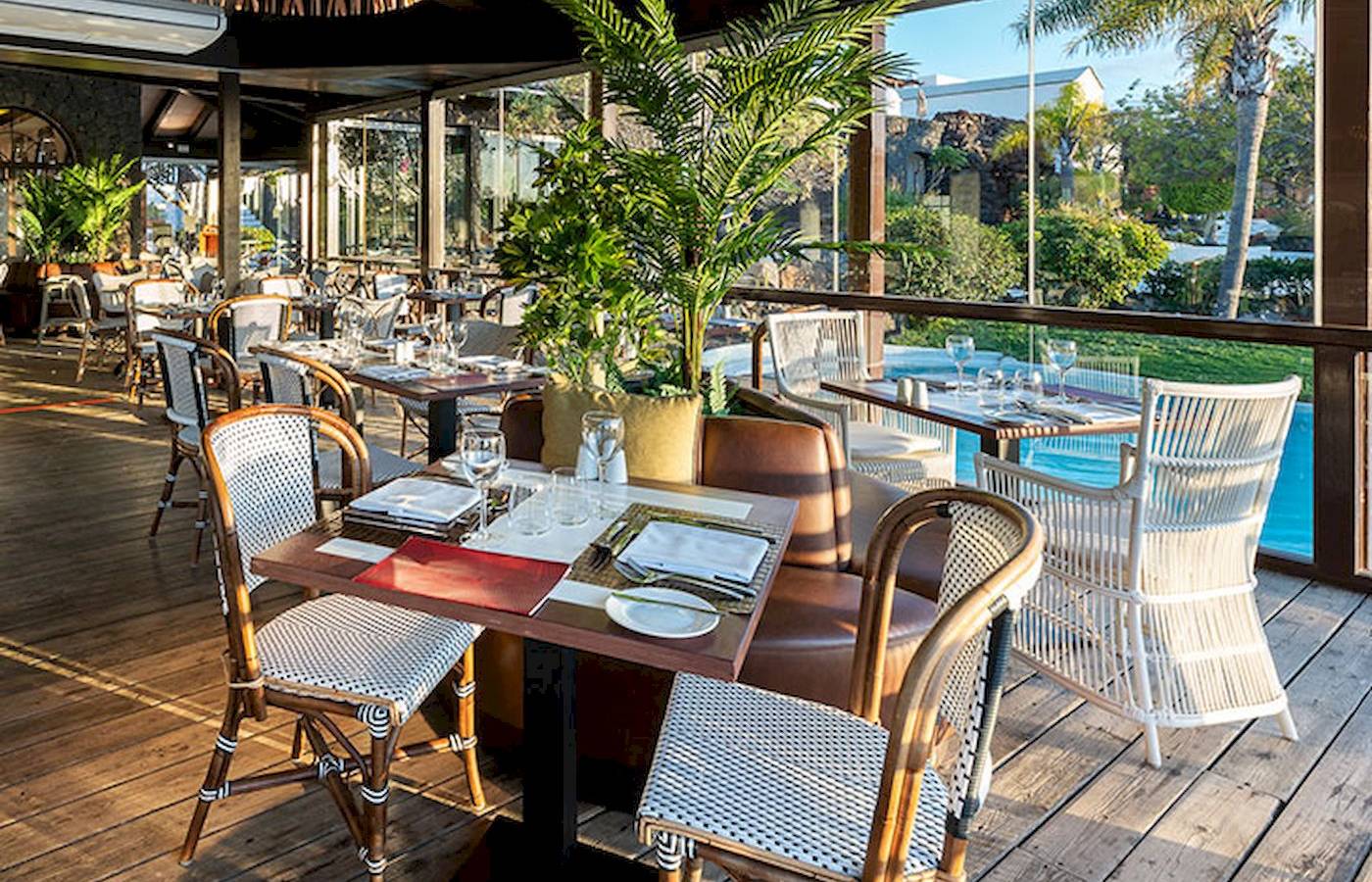 Restaurantterrasse des LIVVO Volcan Lanzarote Hotels mit Blick auf den Pool