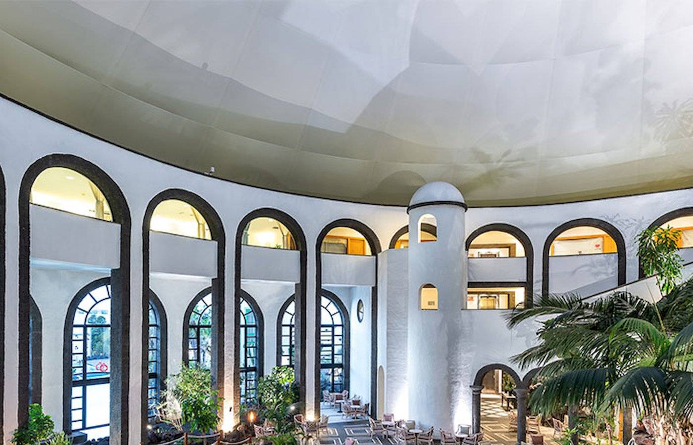 Innenbereich des LIVVO Volcan Lanzarote Hotels mit Pool und Pflanzen