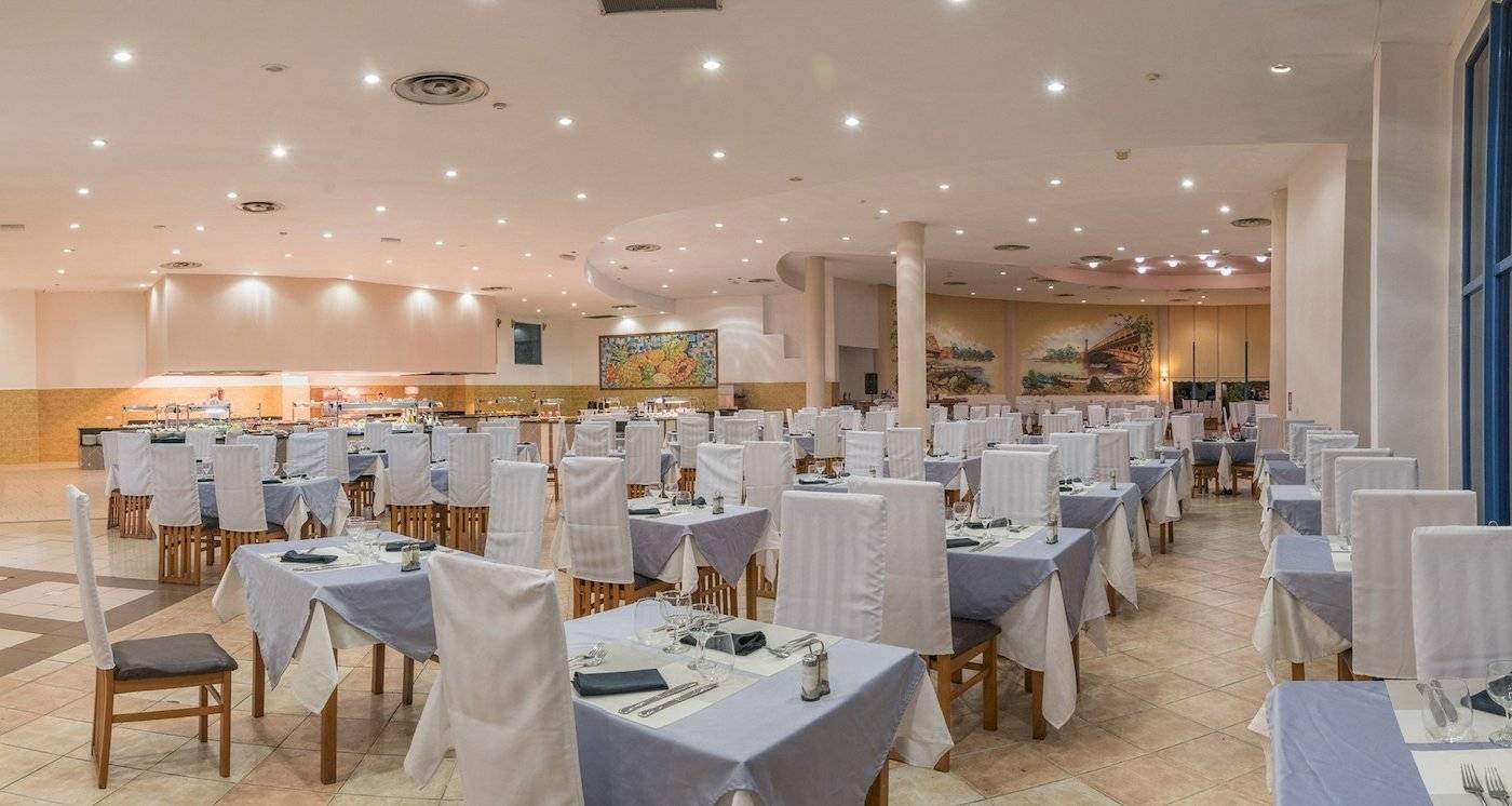 Restaurant des Muthu Playa Varadero Hotels mit vielen gedeckten Tischen und Stühlen.