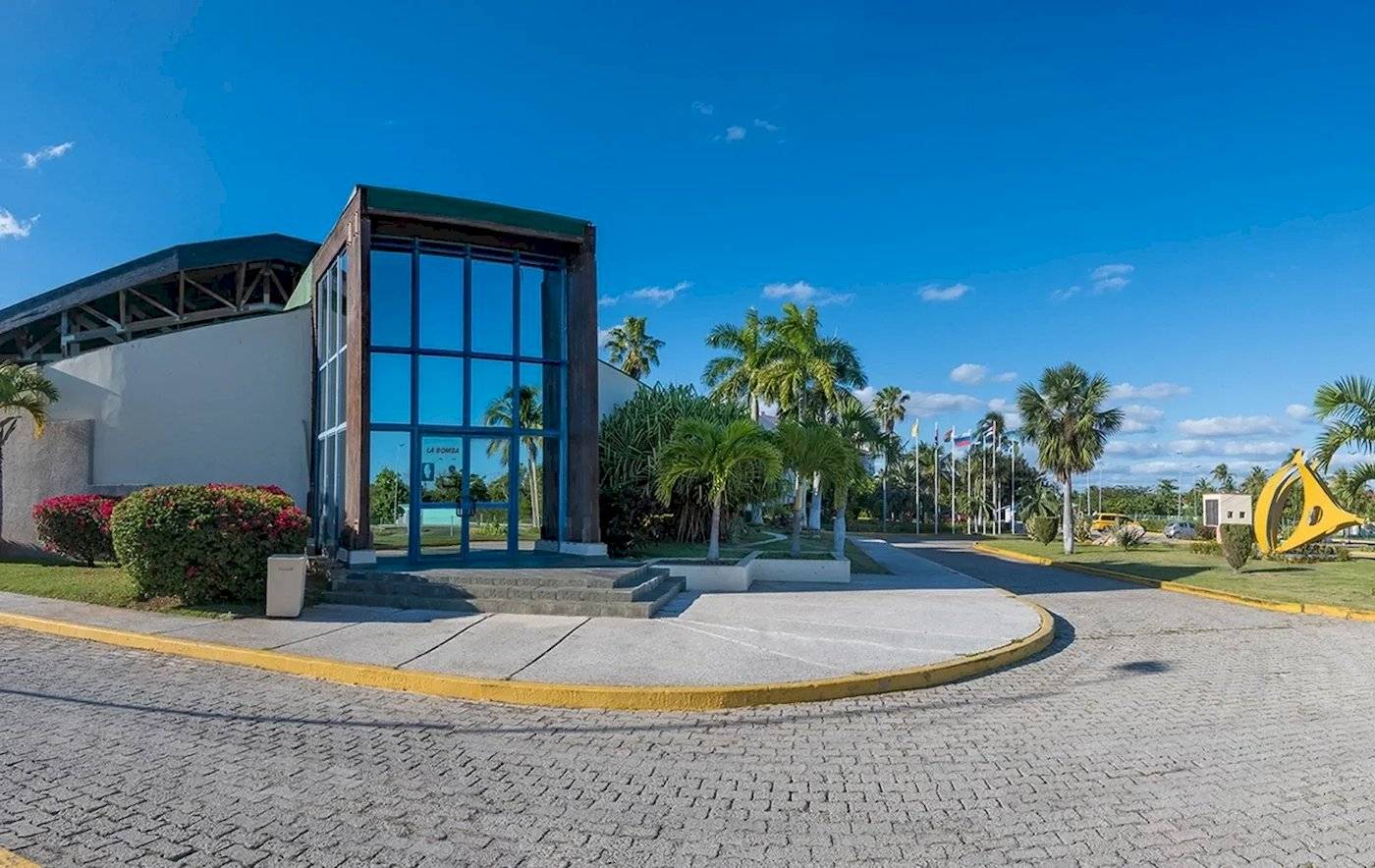 Außenansicht des Muthu Playa Varadero Hotels mit Eingang und Pflanzen.