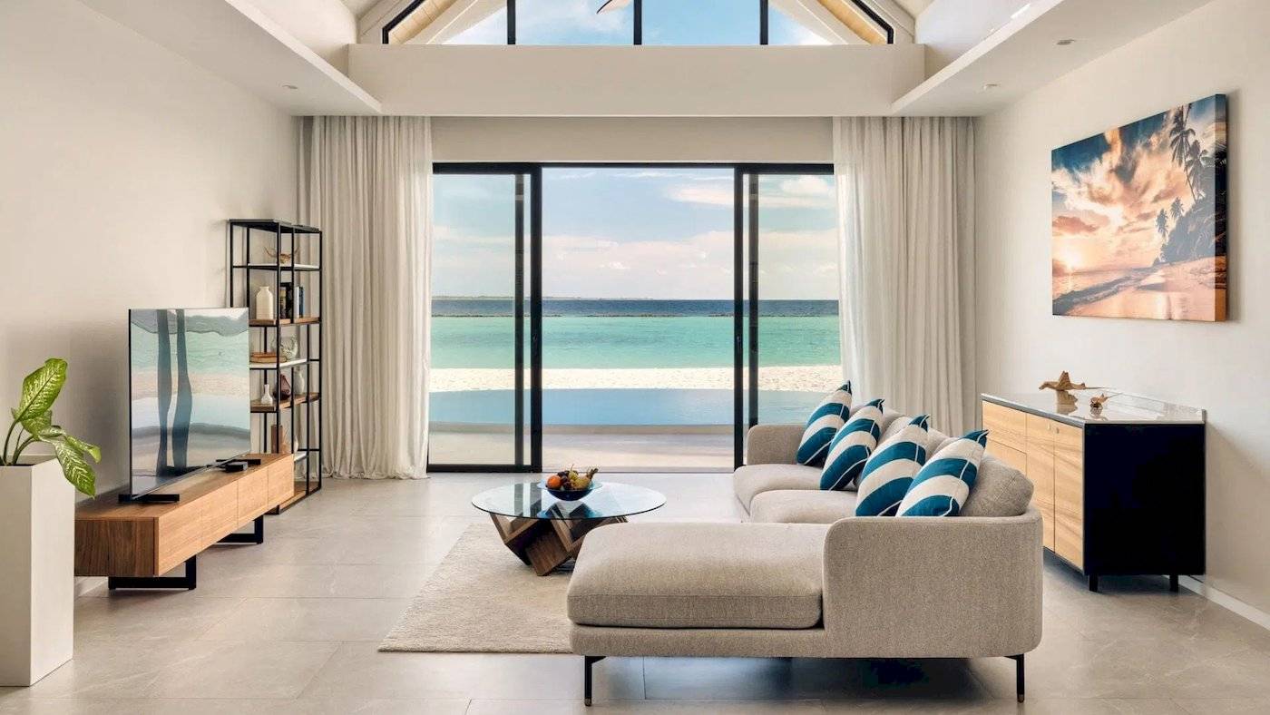 Wohnzimmer des Nova Maldives Hotels mit Blick auf das Meer und die Küste.