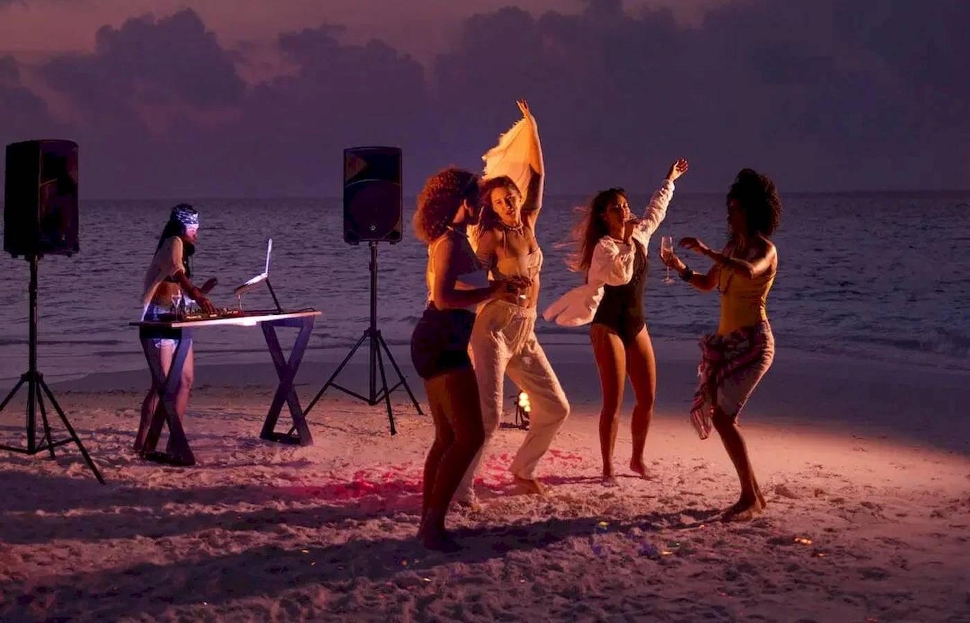 Nova Maldives Abendveranstaltung am Strand mit Musik und Tänzern.