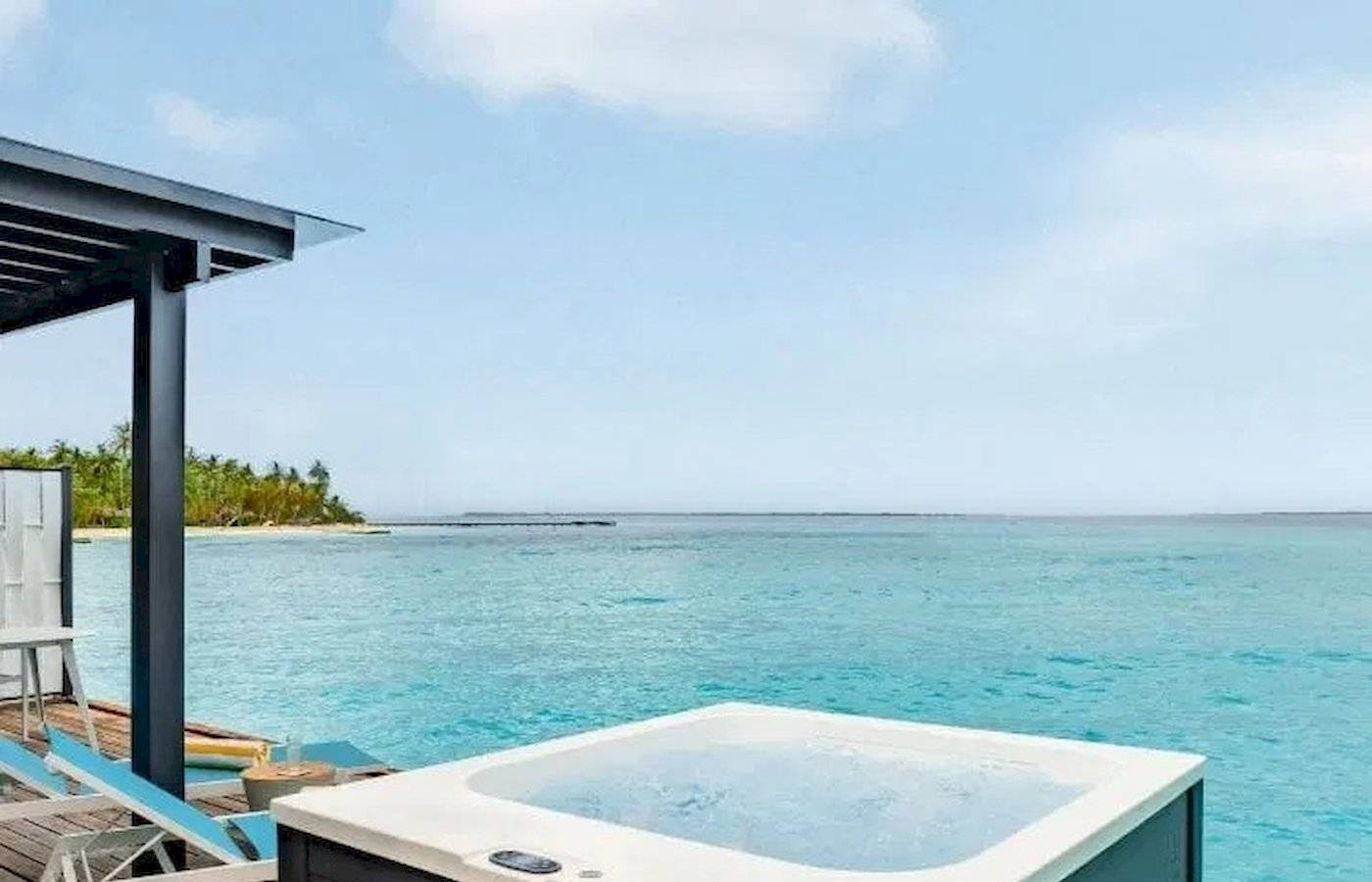 Außenpool auf der Terrasse des Nova Maldives Hotels mit Blick auf das Meer.