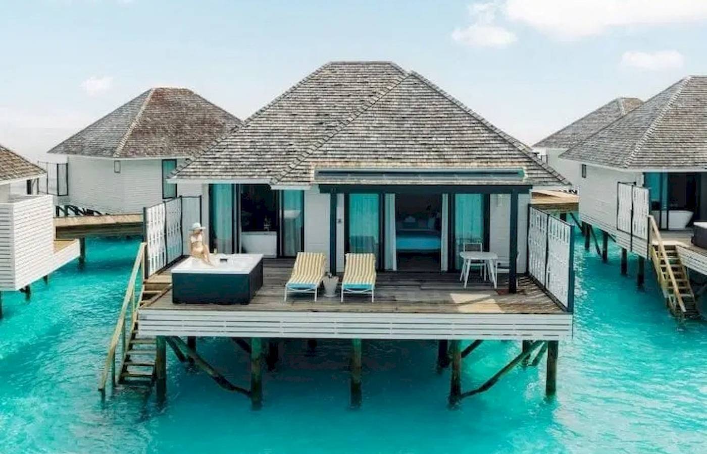 Luftaufnahme von Wasserbungalows im Nova Maldives Hotel