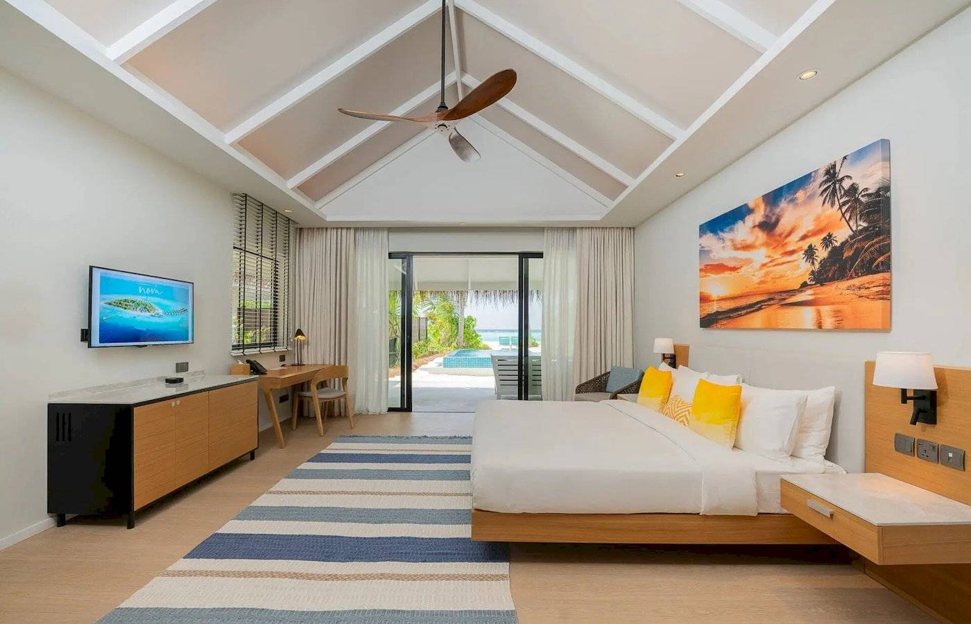 Suite-Zimmer im Nova Maldives Hotel mit modernen Möbeln und Meerblick.