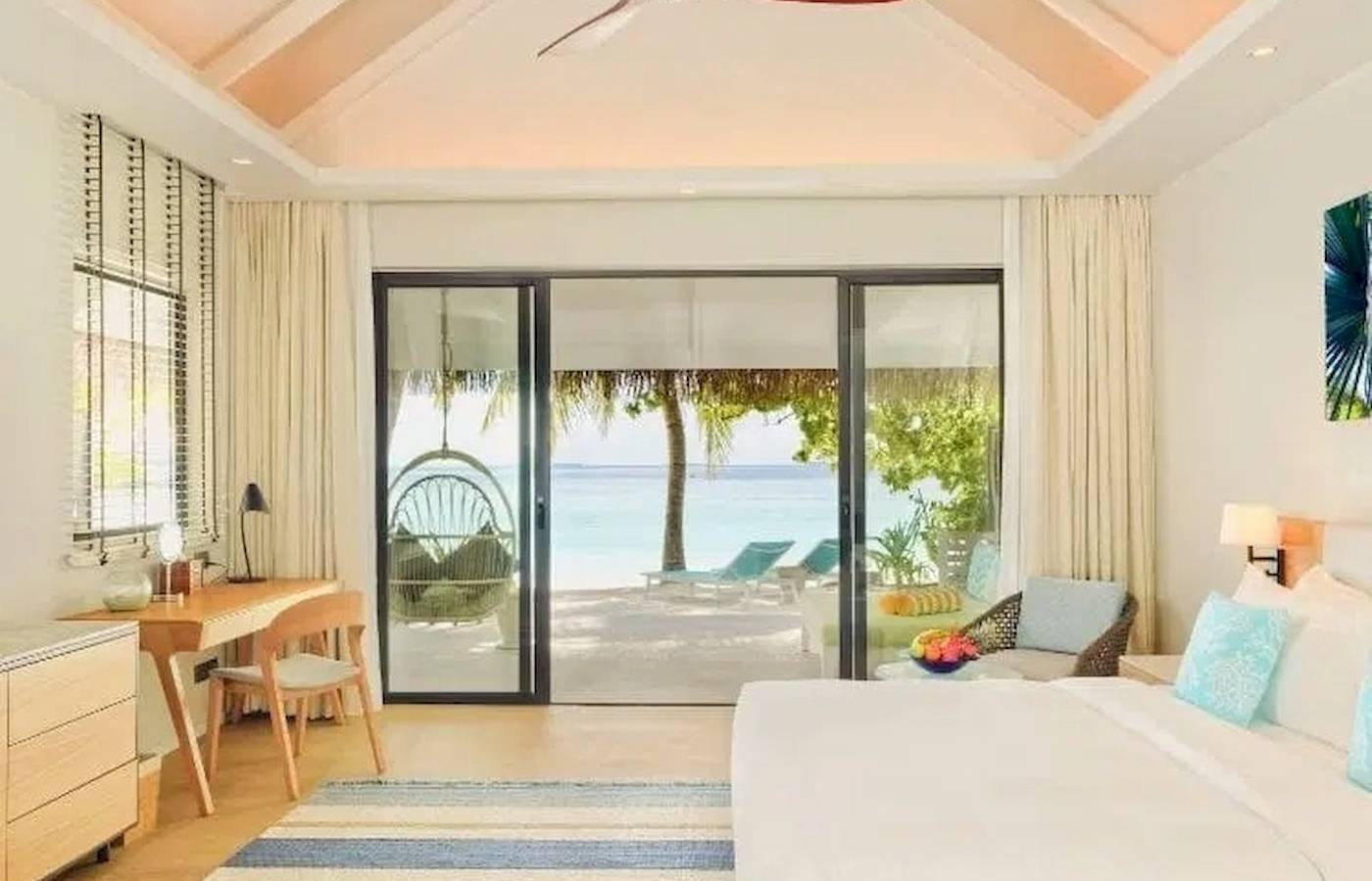 Zimmer im Nova Maldives Hotel mit Blick auf den Ozean und einer Hängematte