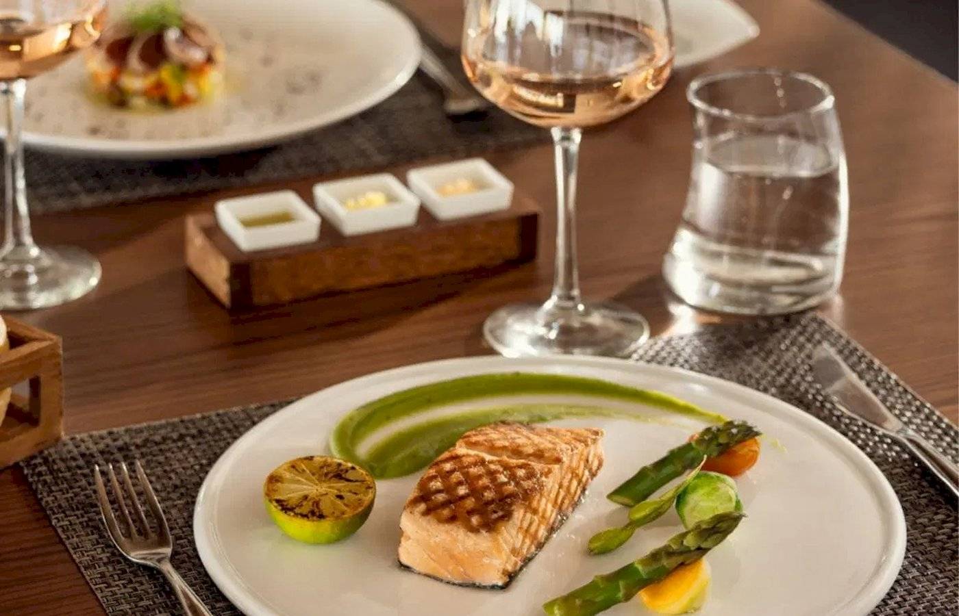 Fischplatte mit Spargel und Limettenscheibe im Nova Maldives