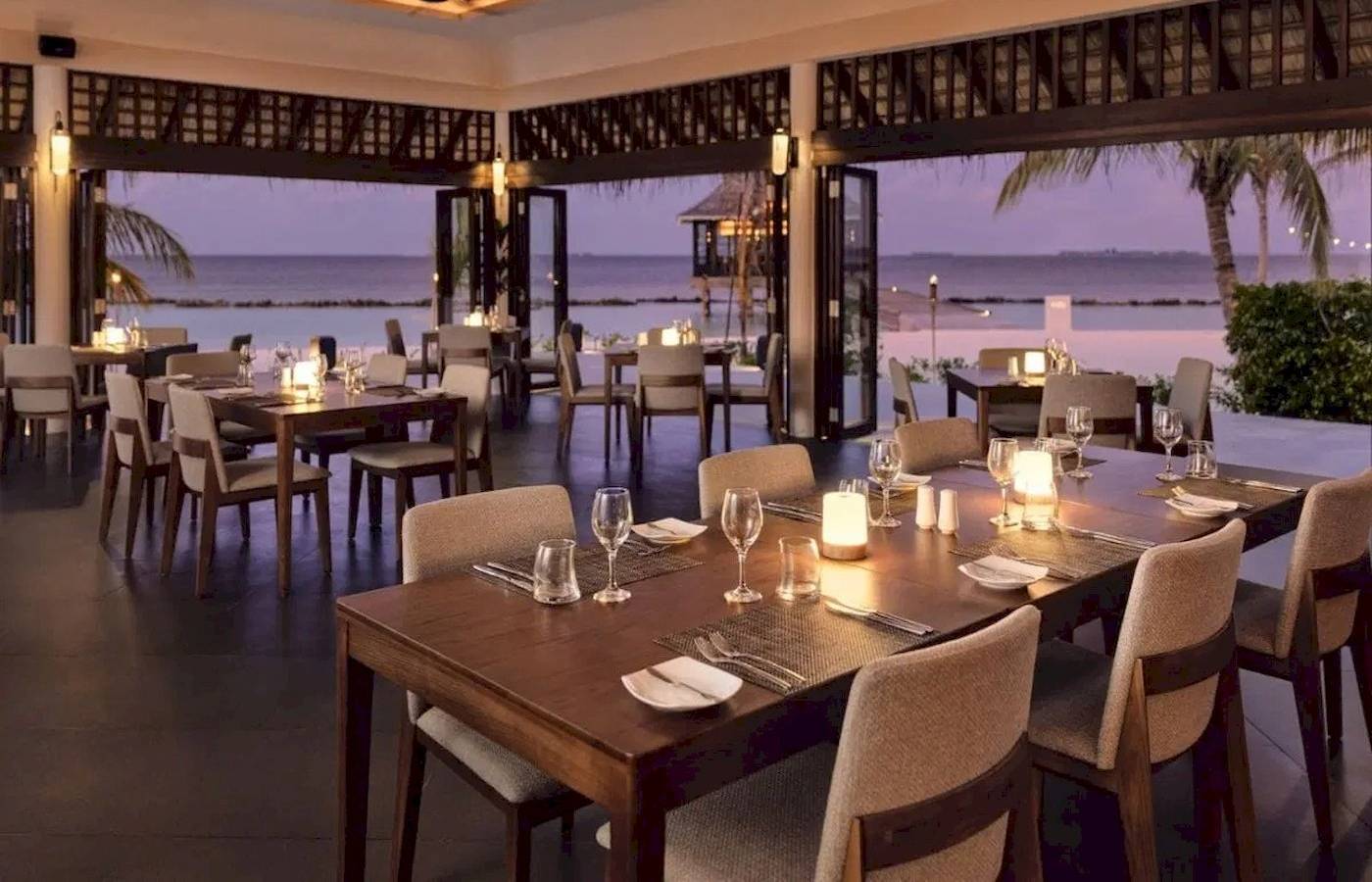 Innenansicht des Restaurants im Nova Maldives Hotel mit Blick auf das Meer.