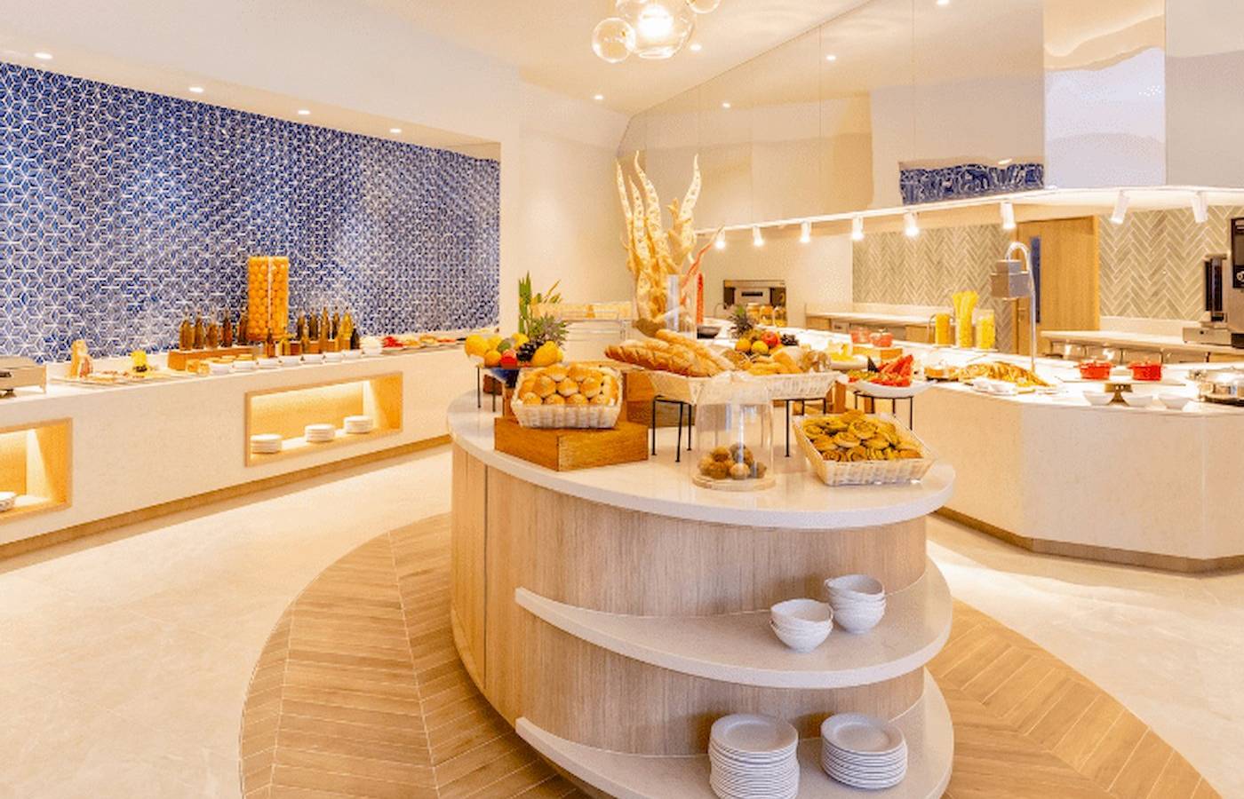 Frühstücksbuffet im Nova Maldives Hotel mit vielen Speisen und Gerichten