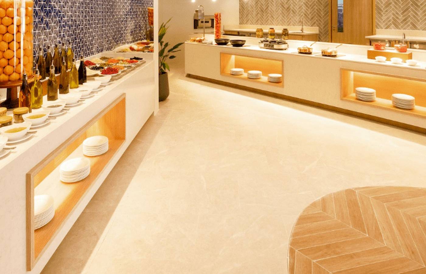 Buffetbereich im Nova Maldives Hotel mit verschiedenen Speisen und Dekor.