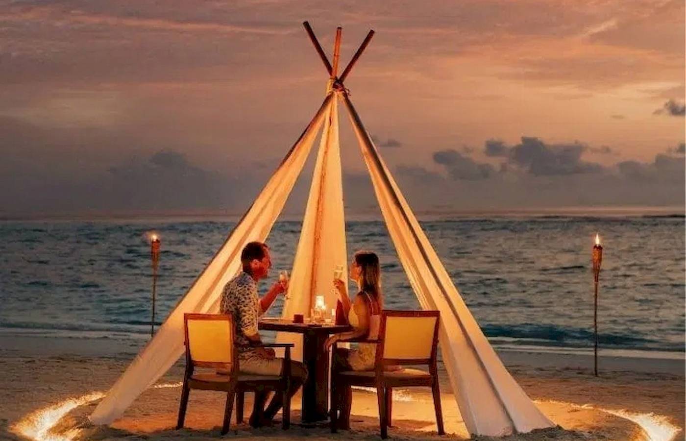 Romantisches Essen unter Zelt am Strand im Nova Maldives Hotel.