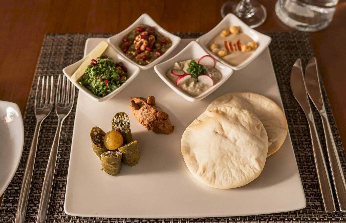 Gedeckte Essensplatte mit verschiedenen Gerichten im Hotel Nova Maldives.