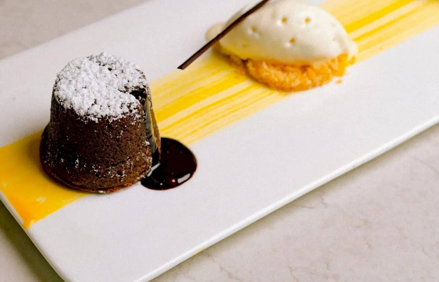 Schokoladen-Fondue-Dessert auf einem weißen Teller im Hotel Nova Maldives