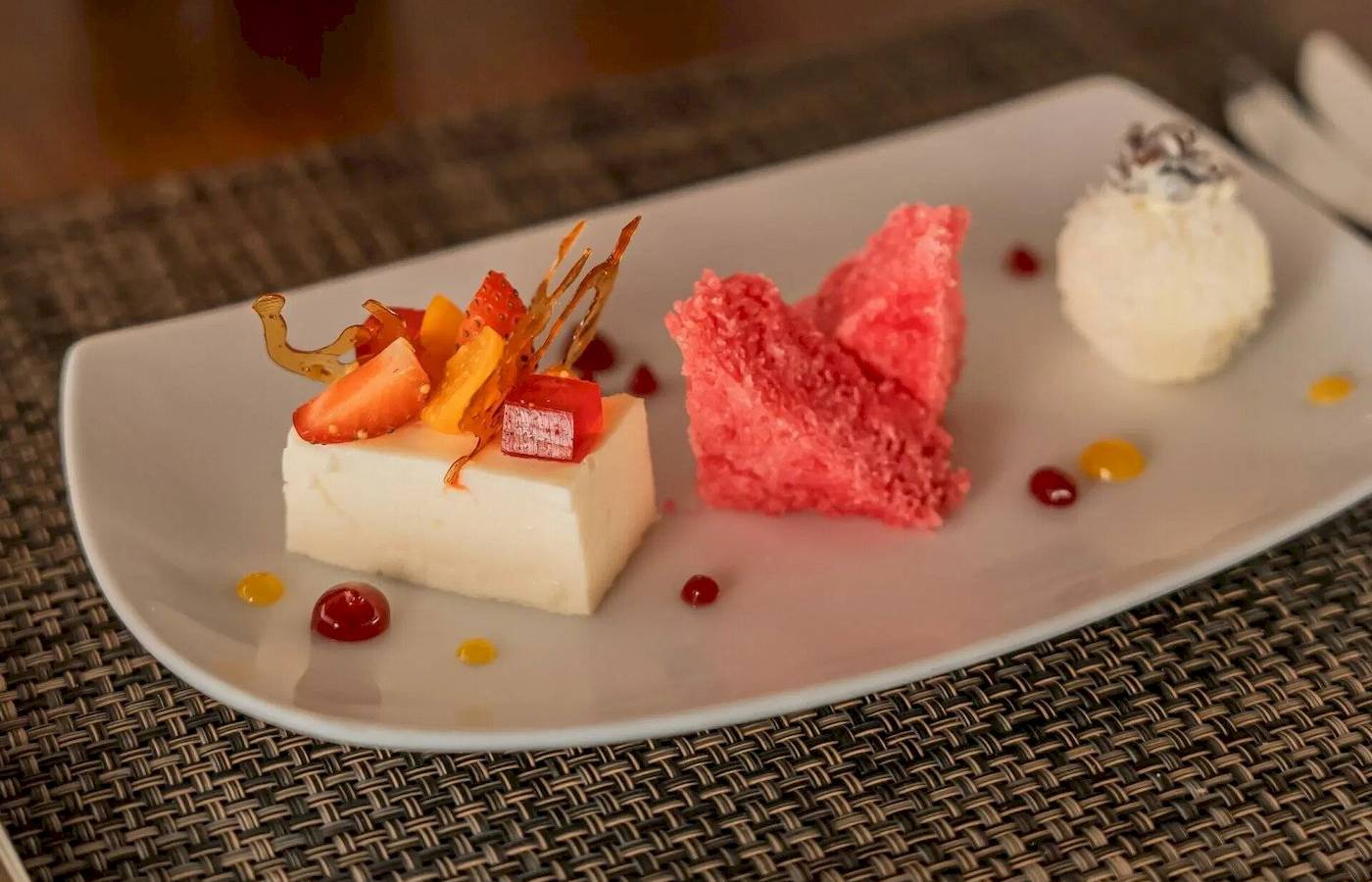 Exotisches Dessert aus dem Nova Maldives Hotel, bestehend aus verschiedenen Fruchtstücken und Eis.