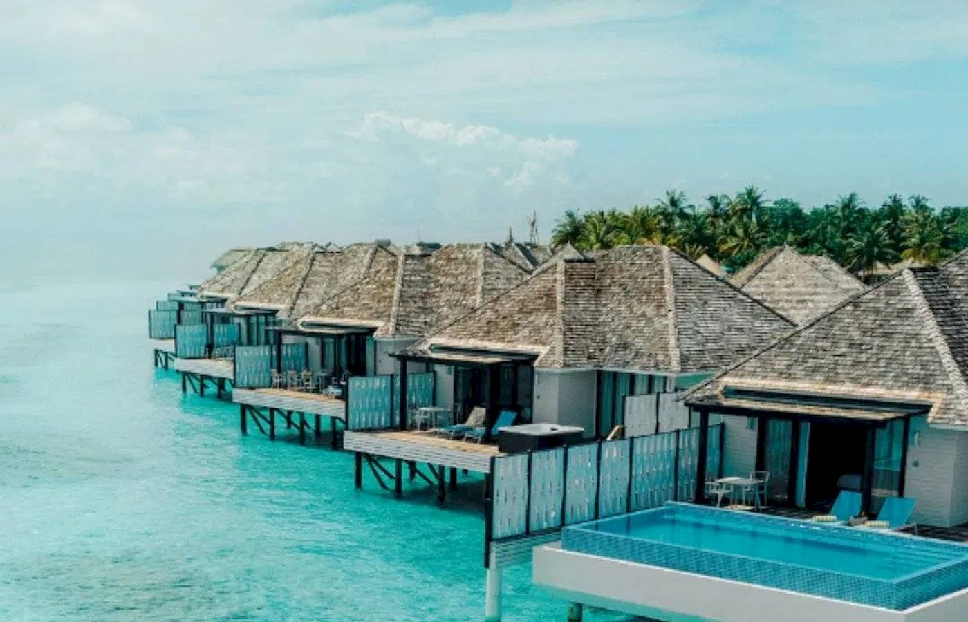 Ueberwasser-Bungalows des Nova Maldives Hotels in den Malediven