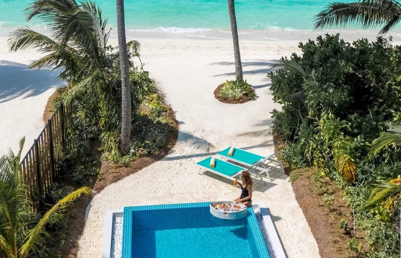 Luftaufnahme von Nova Maldives Strand mit Pool und Blick auf das Meer.
