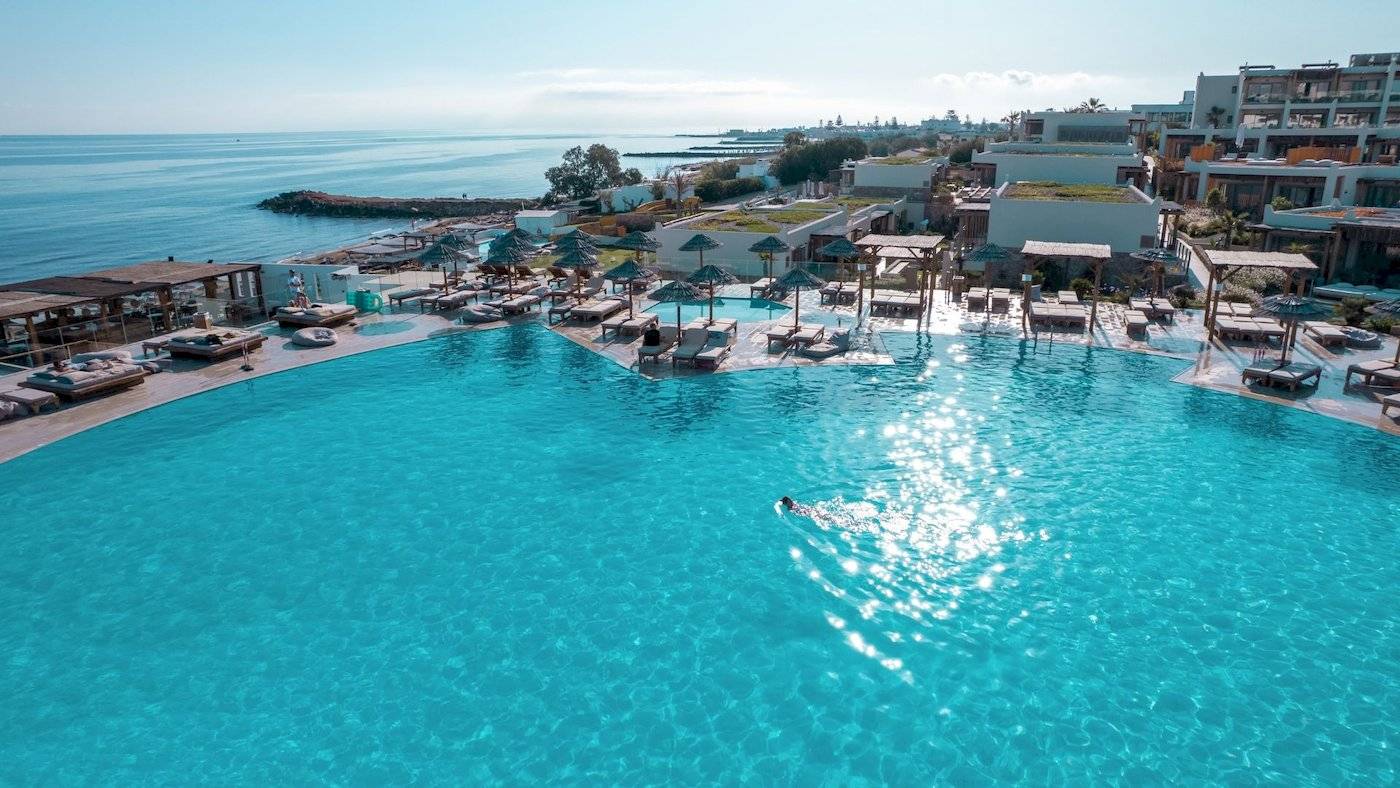 Ein Hotel mit einem großen Pool und einer Aussicht auf das Meer.