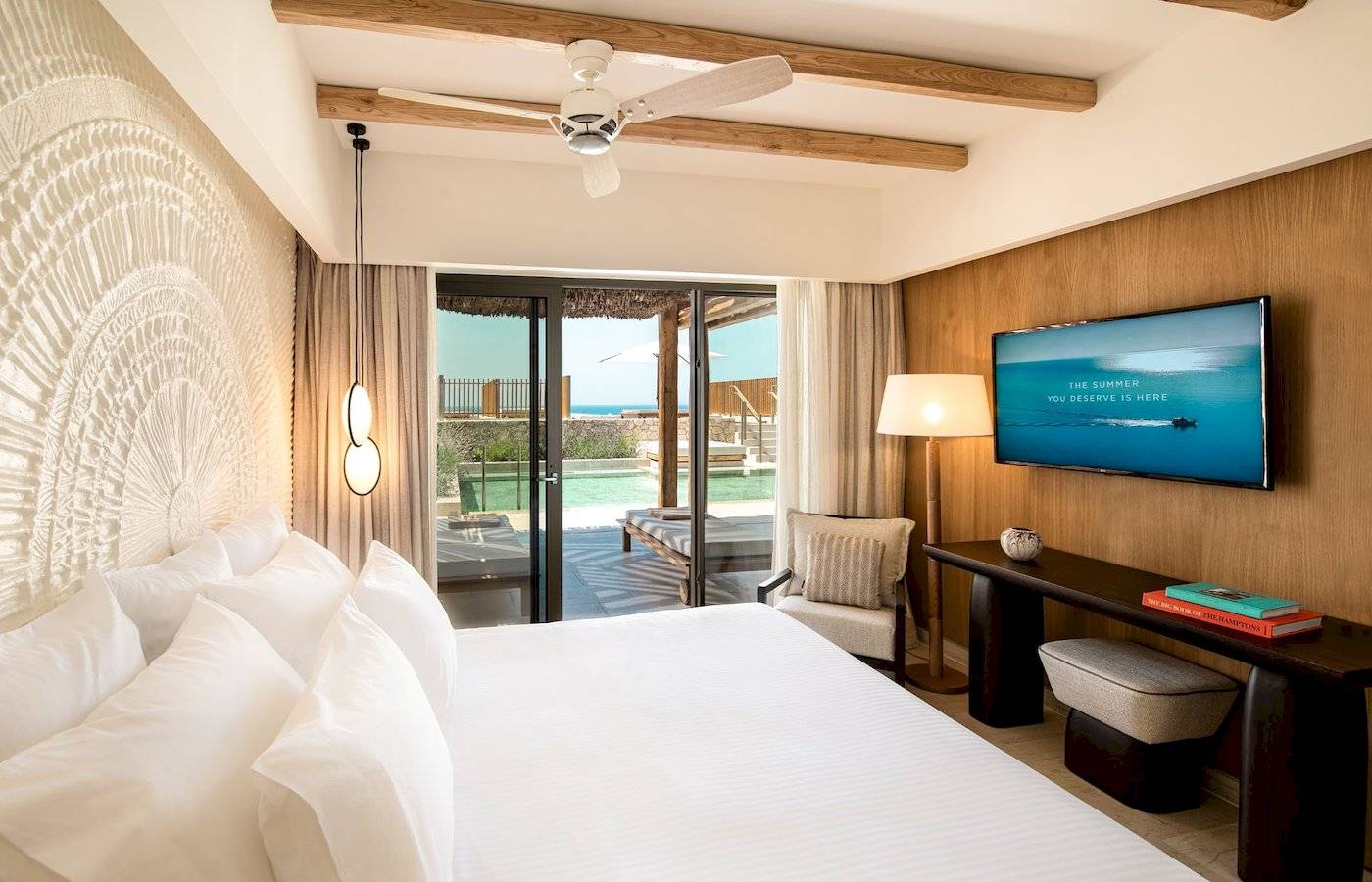 Hotelzimmer im Mitsis Selection Rinela mit Doppelbett, Fernseher und Poolblick.