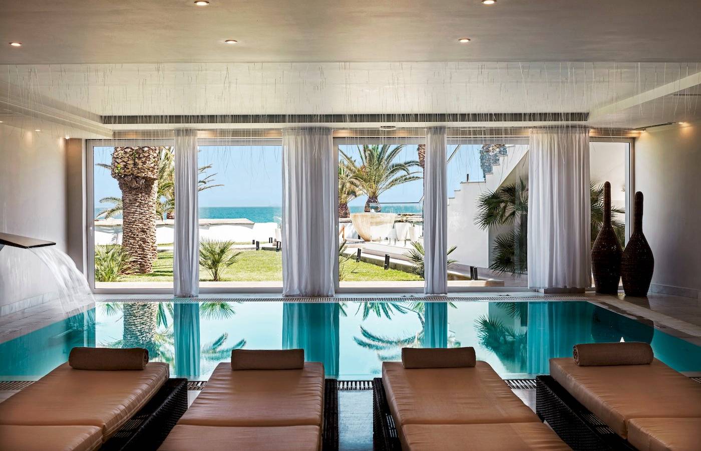 Innenpool mit Meerblick im Mitsis Selection Rinela Hotel.