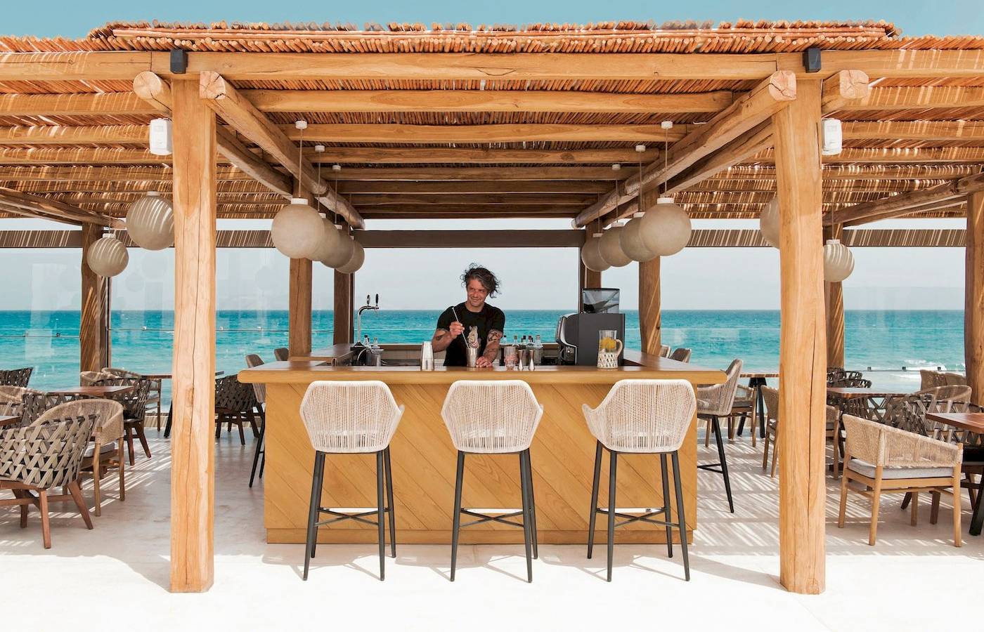 Bar-Terrasse im Mitsis Selection Rinela Hotel mit Blick auf das Meer