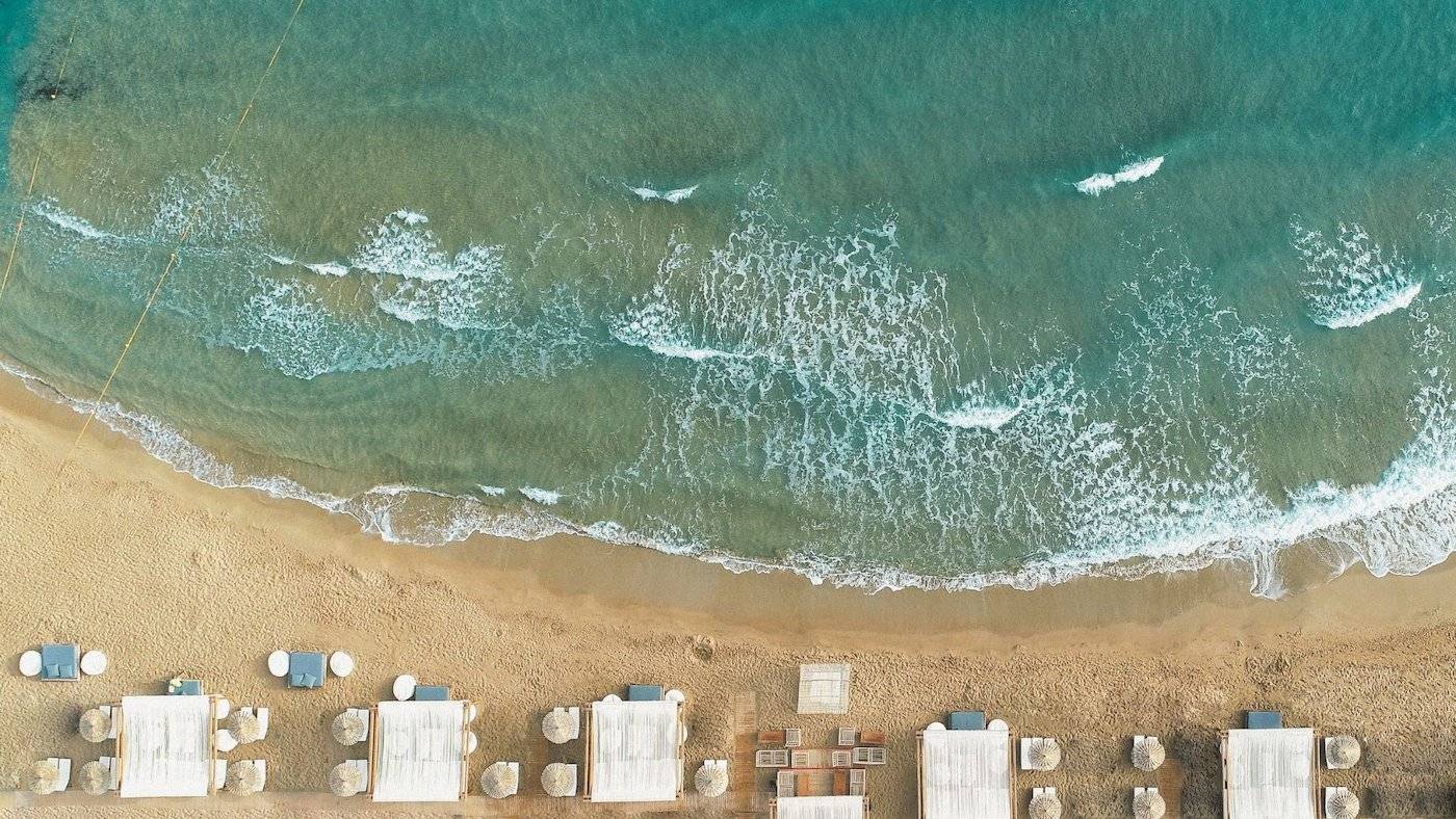 Luftaufnahme des Mitsis Selection Rinela Hotels, Strand und Meer