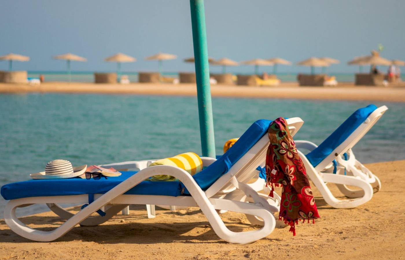 Strandszenerie mit Liegestühlen und Sonnenschirmen im Mövenpick Resort & Spa El Gouna