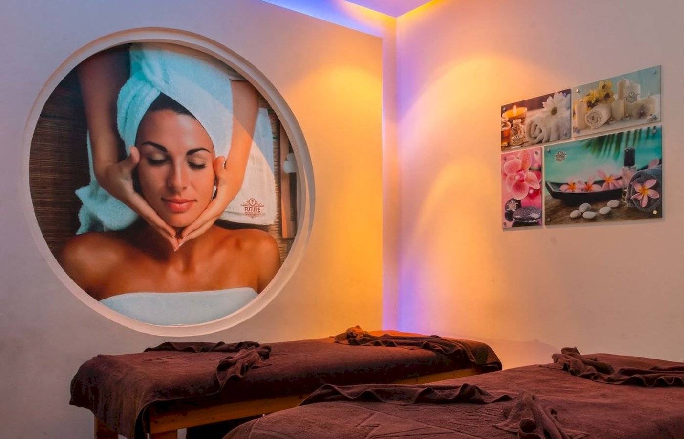Spa-Behandlungsraum im Mövenpick Resort & Spa El Gouna mit zwei Massagebetten und einer großen Fotowand