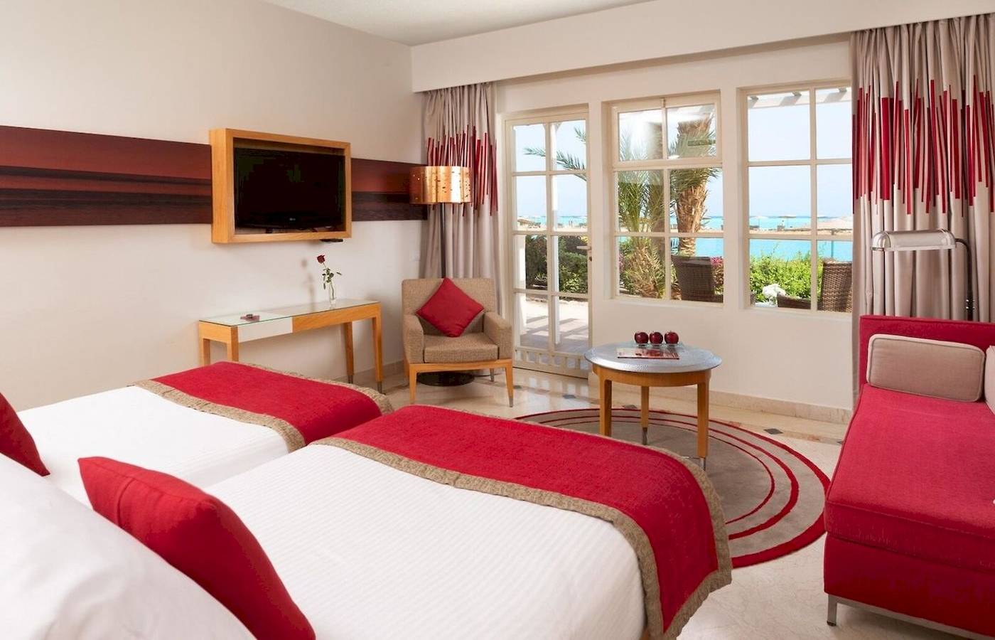 Zweibettzimmer im Mövenpick Resort & Spa El Gouna mit Blick auf das Meer.