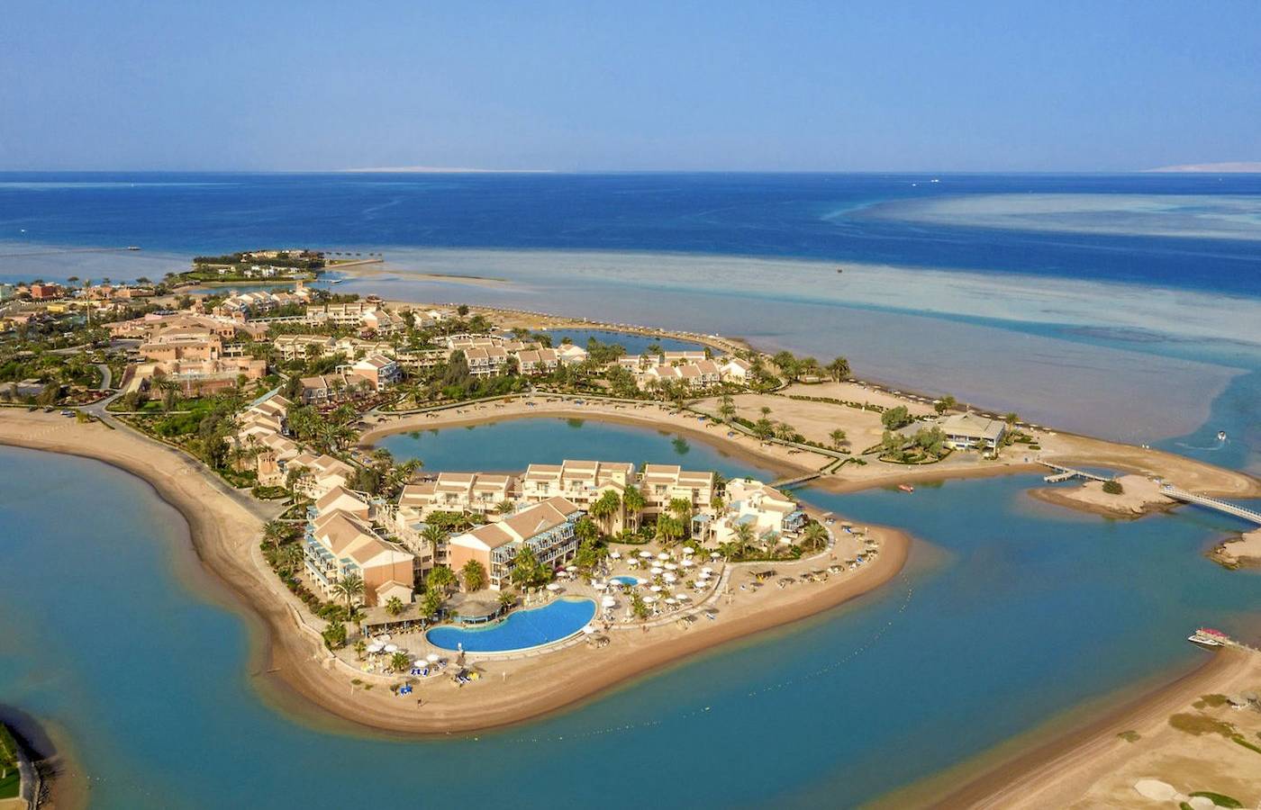 Luftaufnahme des Mövenpick Resort & Spa El Gouna mit Pool und Meer