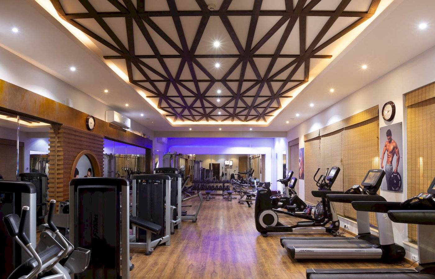 Fitness-Studio im Mövenpick Resort & Spa El Gouna mit vielen Geräten und Holzboden