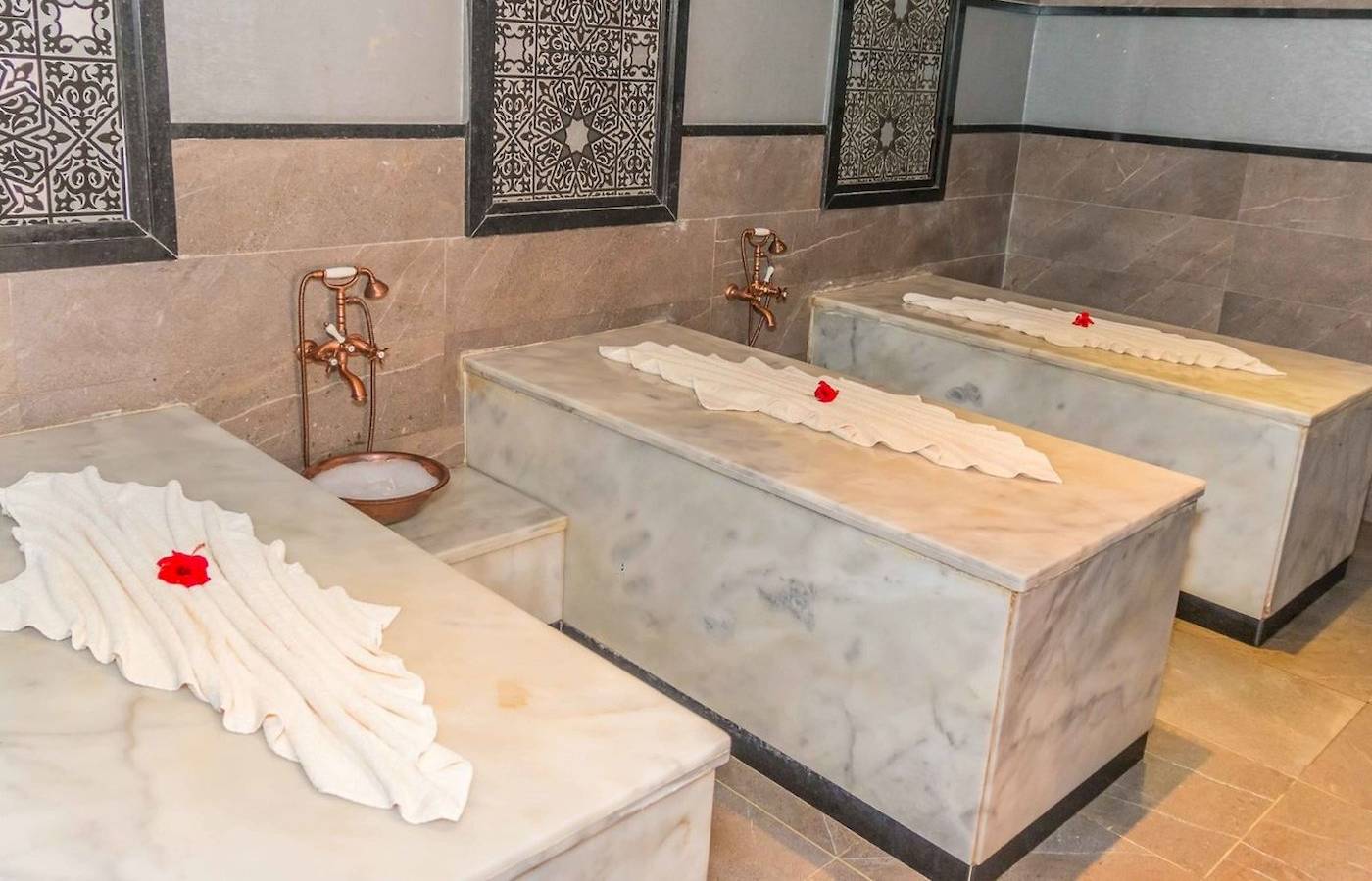 Dampfbad im Mövenpick Resort & Spa El Gouna mit Marmorliegen und dekorativen Wandfliesen