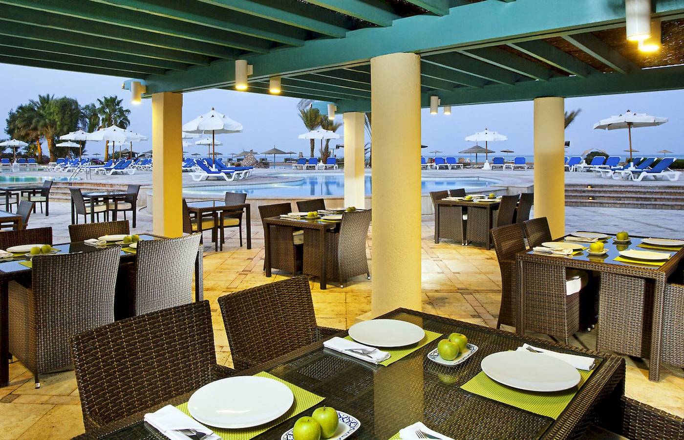 Terrassenrestaurant im Mövenpick Resort & Spa El Gouna mit Blick auf den Pool.