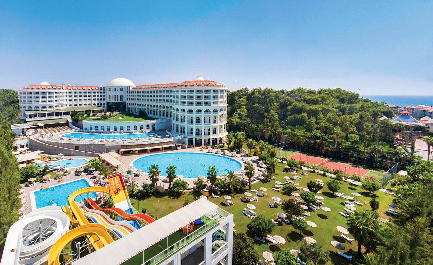 Luftaufnahme des Defne Defnem Hotels mit Swimmingpools und Wasserrutschen