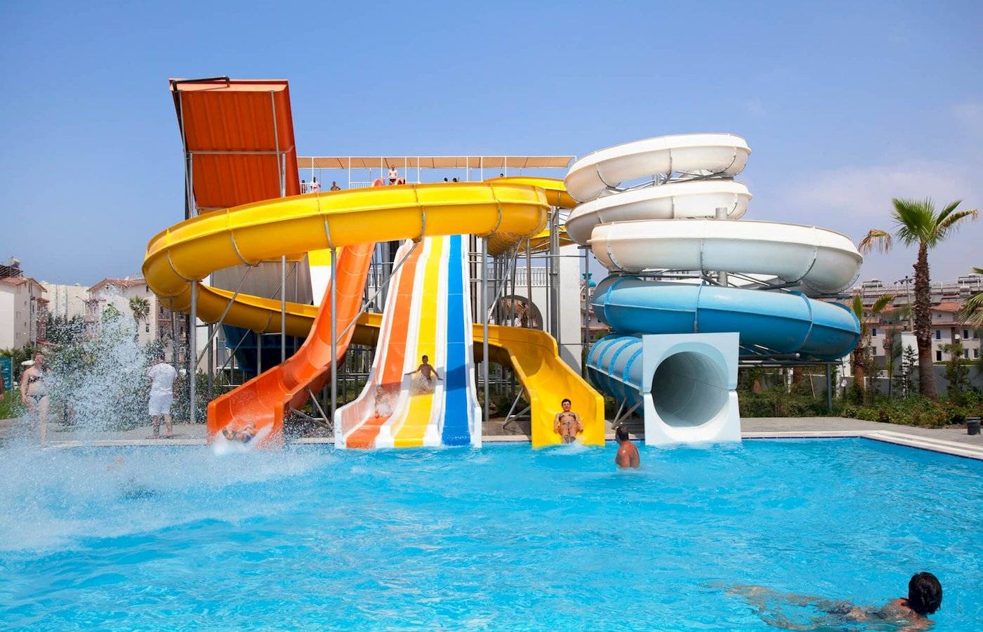 Wasserpark im Defne Defnem Hotel mit Rutschen und Schwimmbecken.