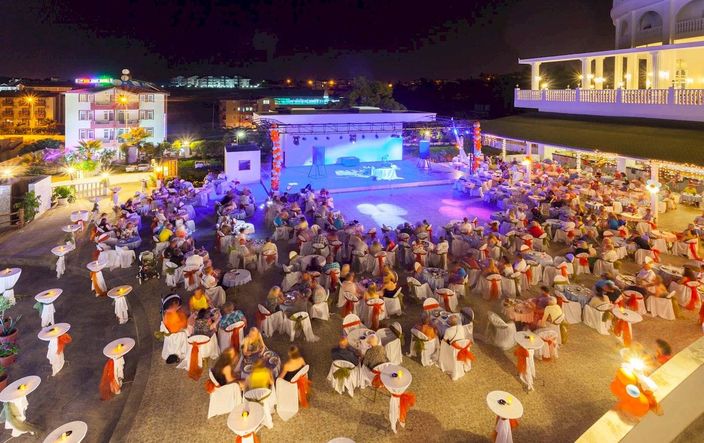 Abendveranstaltung im Defne Defnem Hotel mit vielen Gästen und einer Bühne
