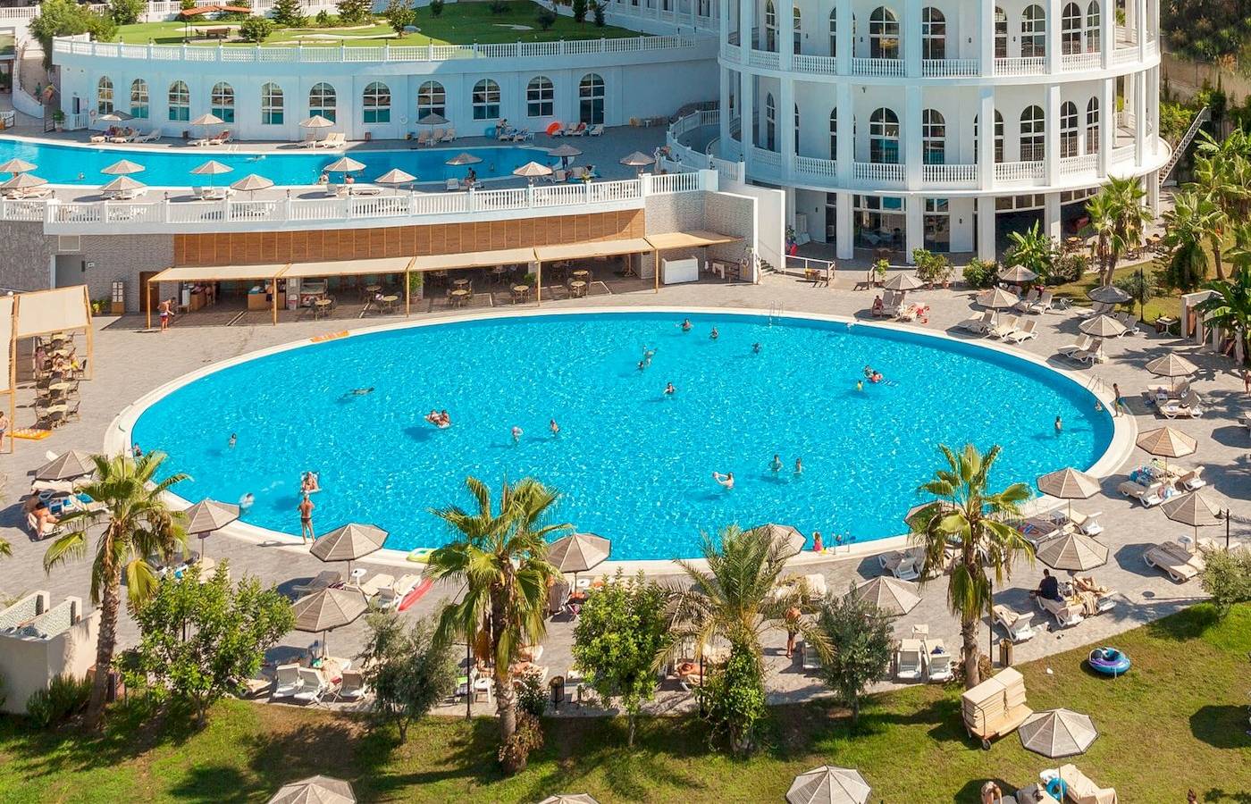 Luftaufnahme des Defne Defnem Hotels mit Außenpool und Sonnenschirmen