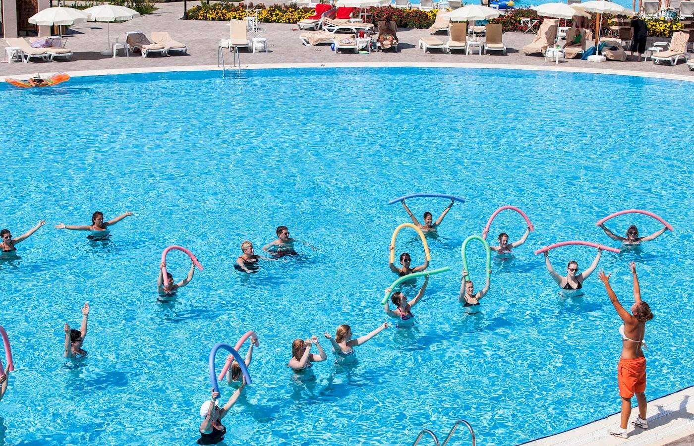Gruppe von Menschen, die Aqua-Gymnastik im Defne Defnem Hotel Pool machen.