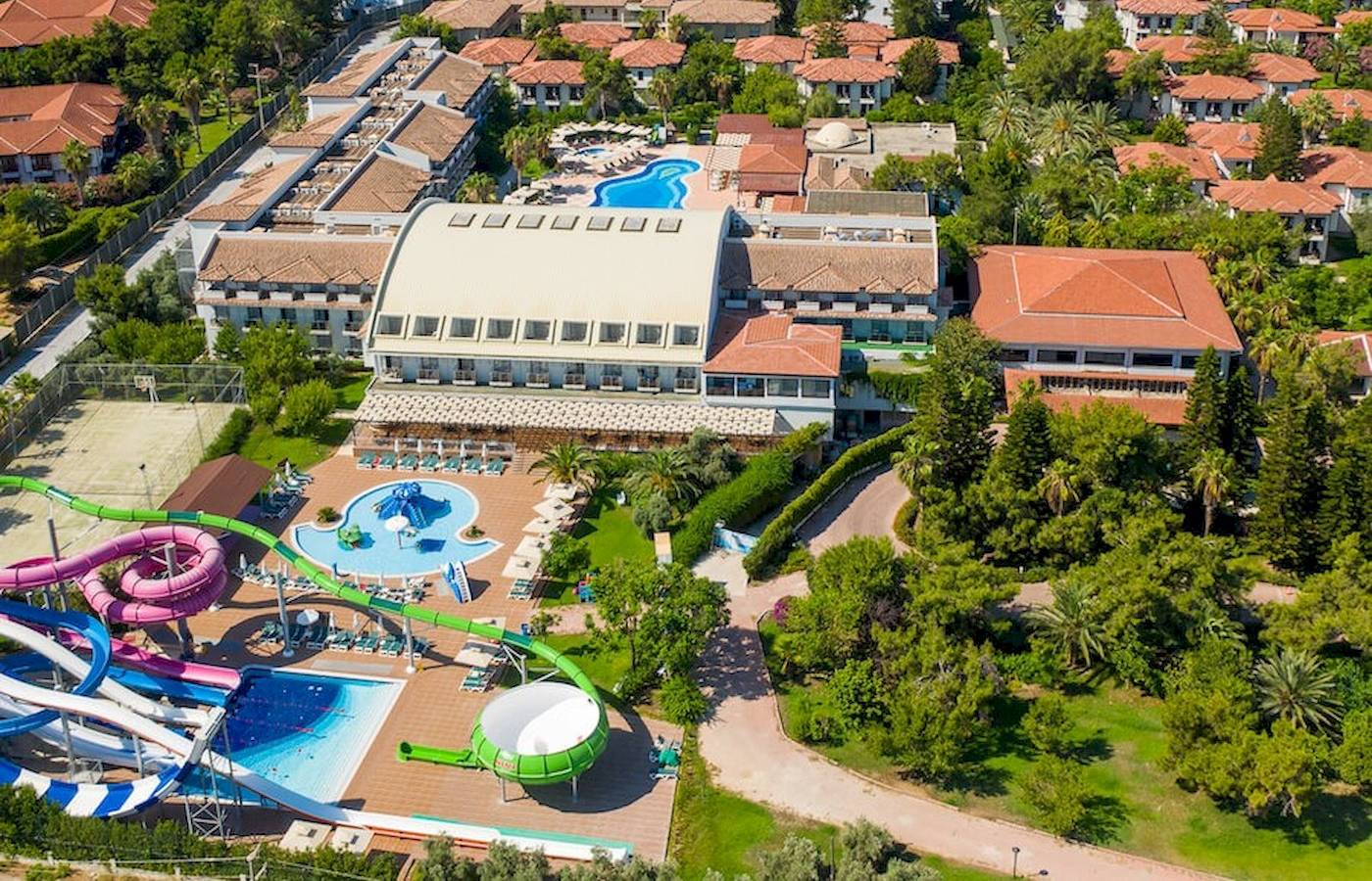 Luftaufnahme des Club Nena Hotels mit Pool und Wasserrutschen