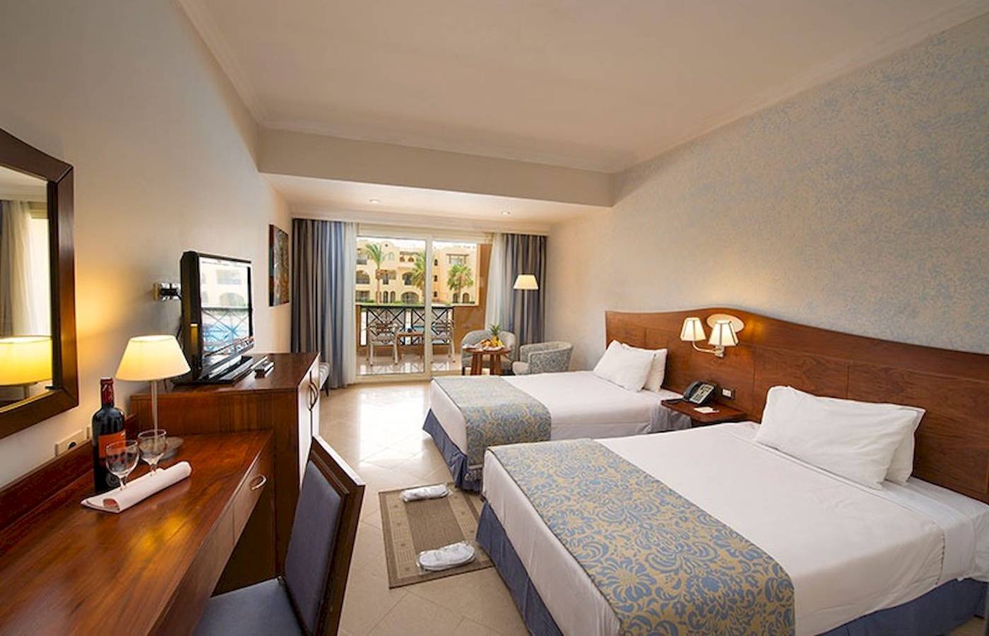Doppelzimmer im Stella Gardens Resort & Spa Makadi Bay mit zwei Betten und Balkon