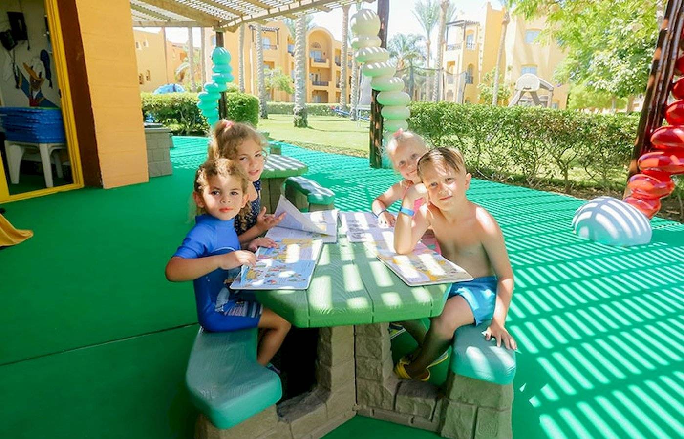 Kinder lesen im Garten des Stella Gardens Resort & Spa Makadi Bay
