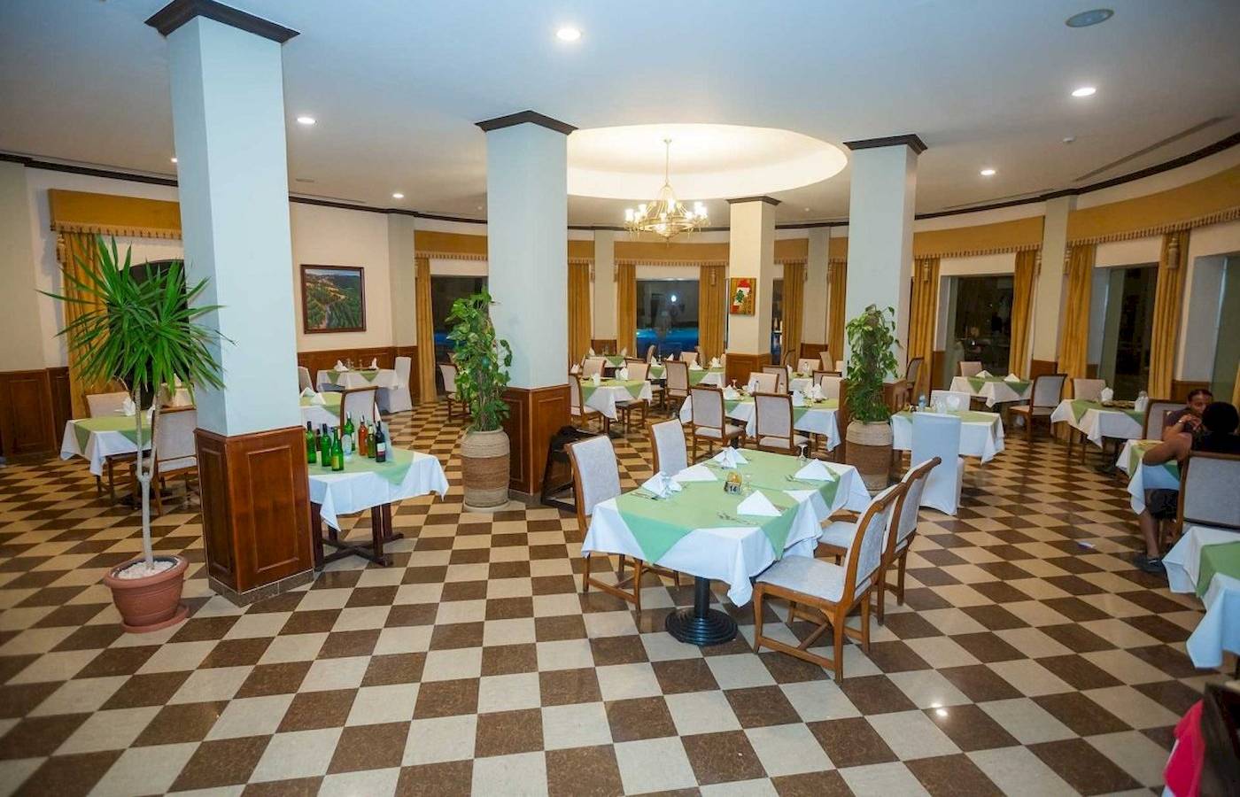 Restaurant im Stella Gardens Resort & Spa Makadi Bay mit braun-weißem Bodenmuster.