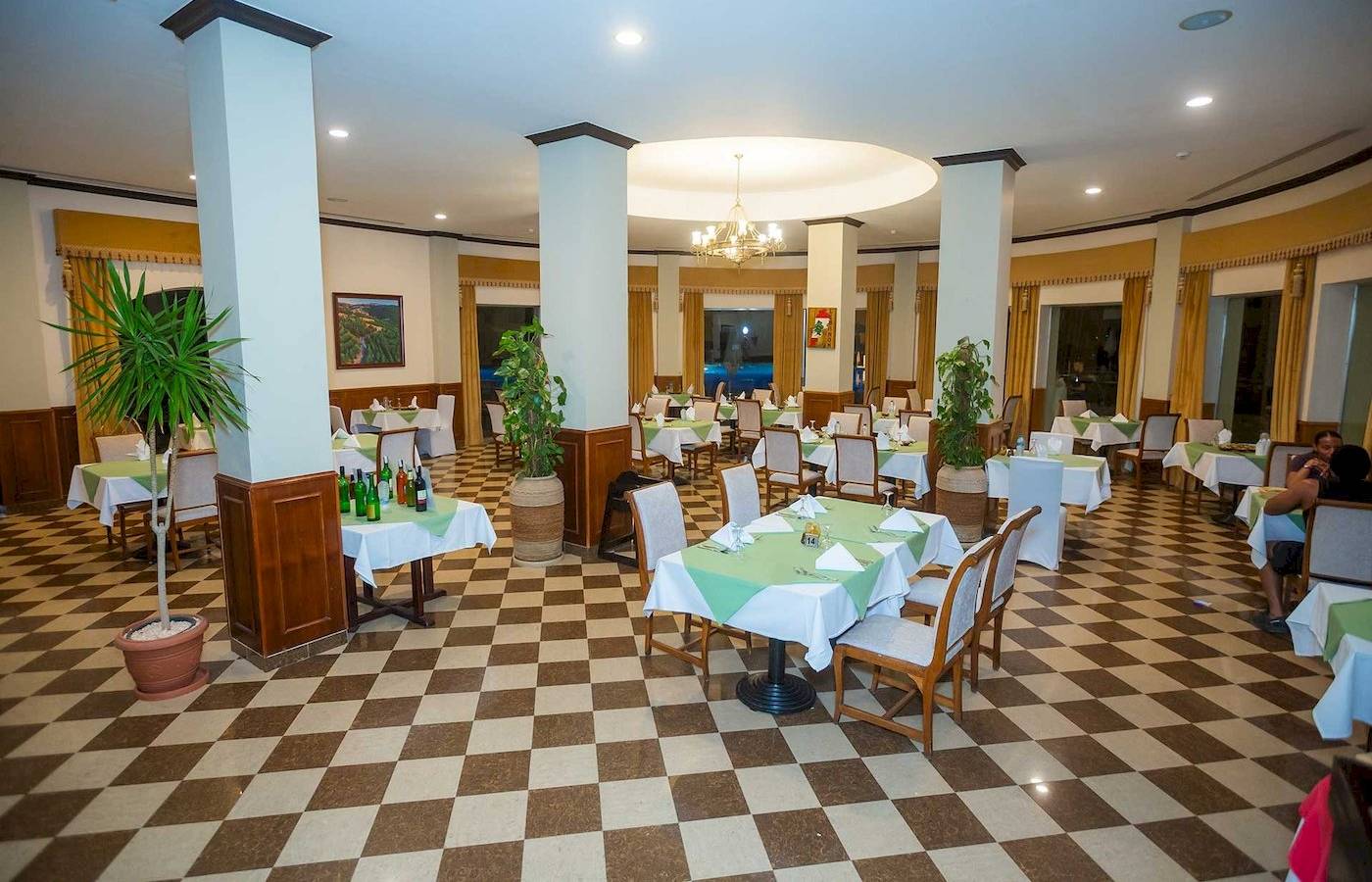 Innenbereich des Stella Gardens Resort & Spa Makadi Bay Hotel mit Tisch und Stühlen.