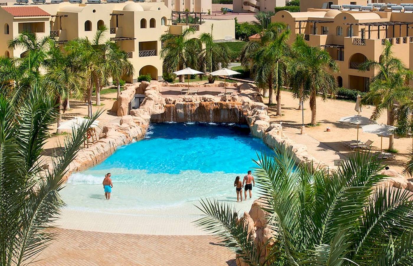 Stella Gardens Resort & Spa Makadi Bay mit großem Pool und Sonnenschirmen