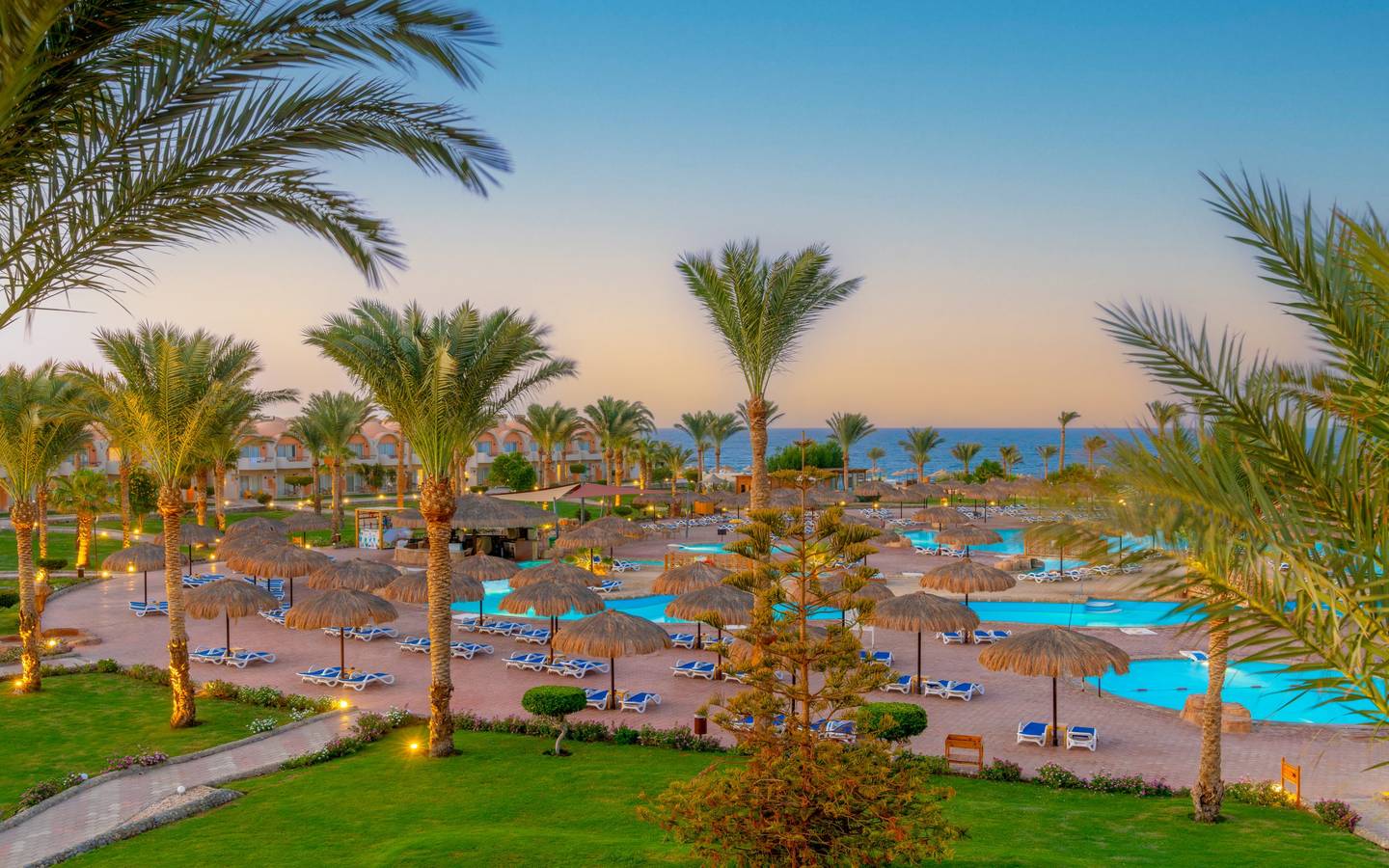 Luftaufnahme des Three Corners Sea Beach Resorts mit Pools, Sonnenliegen und Palmen am Meer